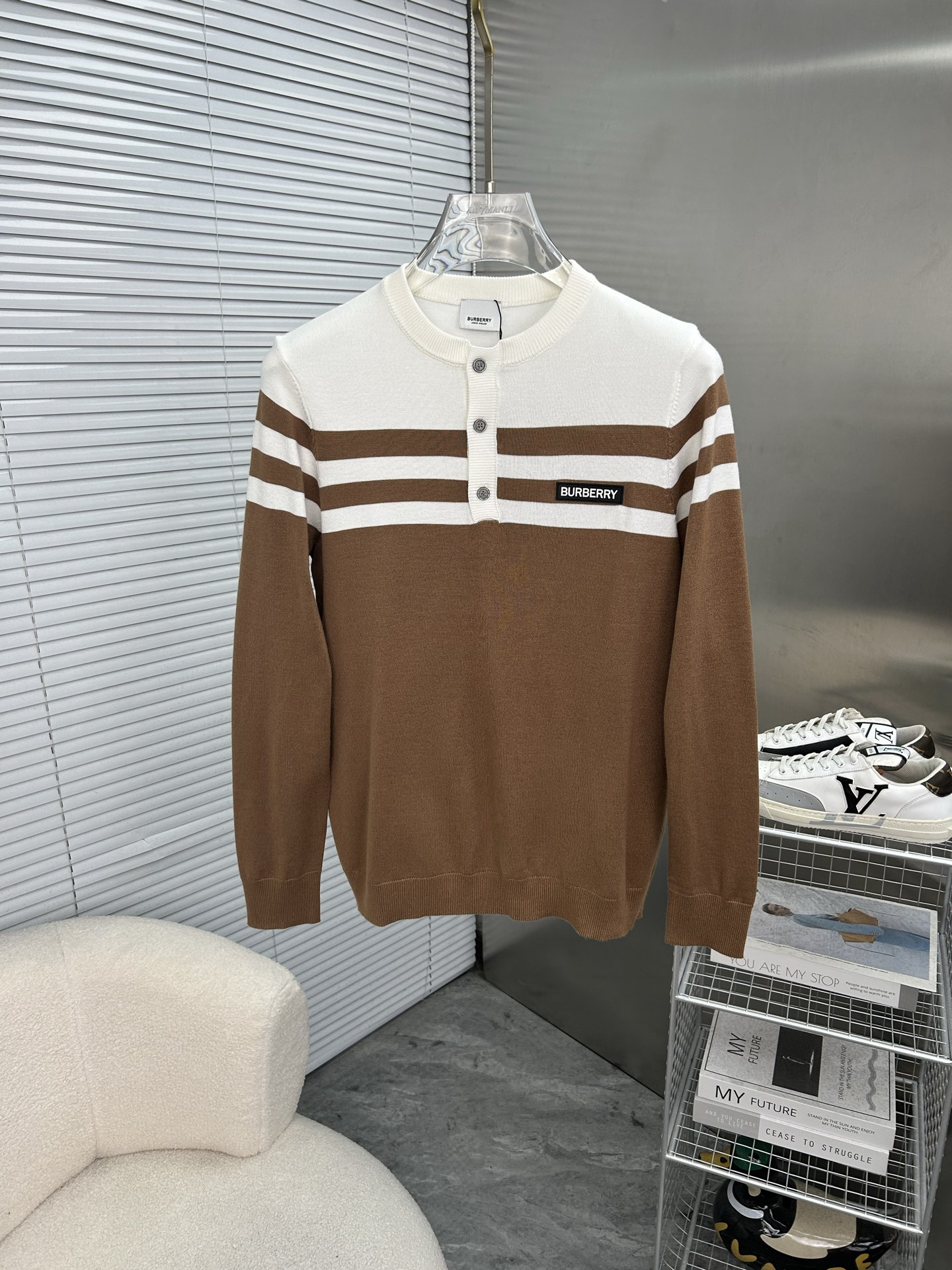 P245  BURBERRY巴宝莉  2025早秋新款男士毛衣针织衫，简单时尚甚是好看，上身绅士范十足。整件毛衣纹理工艺精美，走线精工细作均匀整齐。整体美观大方保证了衣服的廓形不易变形。定制棉纱面料，既不会很宽松也不会很紧绷，挺括性非常好。秋冬御寒与时尚兼备的一款时装单品。M-3XL，隔天出货