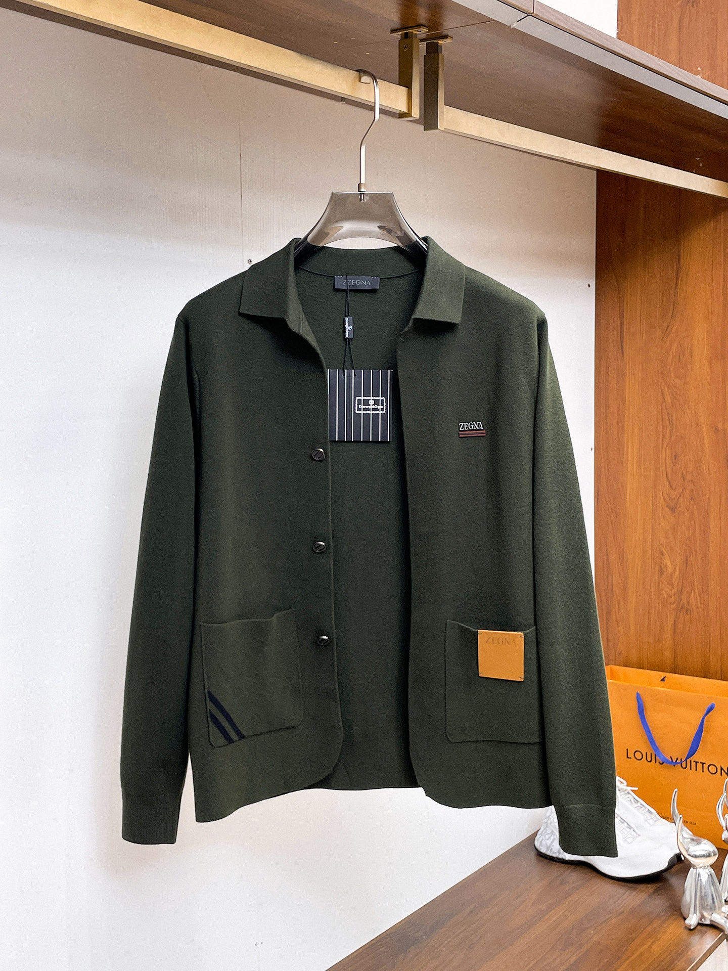 NO:608473,ZEGNA Ermenegildo Zegna 2025 Autumn and Winter Men's Cardigan Jacket. The whole garment is custom-dyed with wool-cotton yarn. It feels soft and skin-friendly, finely knitted. It is produced by a high-quality factory. It feels incomparably good. You can feel its texture when you hold it in your hand. What you see is what you get. You can go out with any combination. It is very versatile, suitable for both business and leisure, and has a high-end sense!  Three standard complete standard sizes M-3XL,,zegna,jackets & coats,alexander wang19860909ZEGNA杰尼亚 2025秋冬男士开衫外套 整衣定制定染含羊毛棉纱线,手感柔软质地亲肤,精细针织,上等品质大厂生产,手感无敌好,拿到手里就能感受出它的质感,所见即所得,随便搭配就能出门,很万能,商务休闲两不误,高级感拿捏！三标齐全 标准尺码M-3XL,,zegna,jackets & coats,alexander wang,Men's clothing