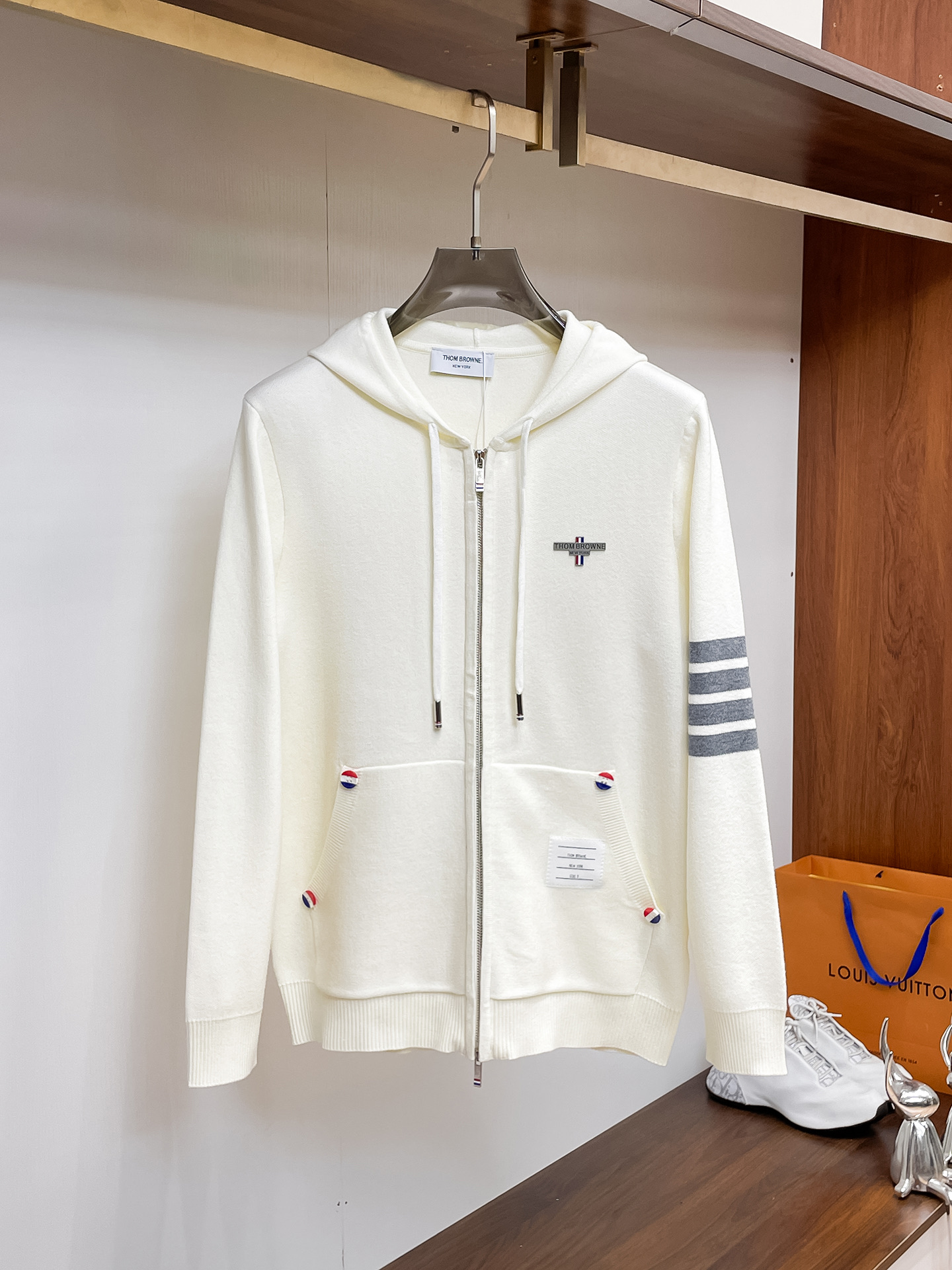 NO:608477,TB Tom Brown 2025 Autumn and Winter Men's Cardigan Jacket. The whole garment is custom-dyed with wool and cotton yarn. It feels soft and skin-friendly, finely knitted. It is produced by a high-quality factory. It feels incomparably good. You can feel its texture when you hold it in your hand. What you see is what you get. You can go out with any combination. It is very versatile, suitable for both business and leisure, and has a high-end sense!  Complete three standards, standard sizes 1-5 (M-3XL),,thom browne,jackets & coats,alexander wang19860909TB汤姆布朗 2025秋冬男士开衫外套 整衣定制定染含羊毛棉纱线,手感柔软质地亲肤,精细针织,上等品质大厂生产,手感无敌好,拿到手里就能感受出它的质感,所见即所得,随便搭配就能出门,很万能,商务休闲两不误,高级感拿捏！三标齐全 标准尺码1-5（M-3XL）,,thom browne,jackets & coats,alexander wang,Men's clothing