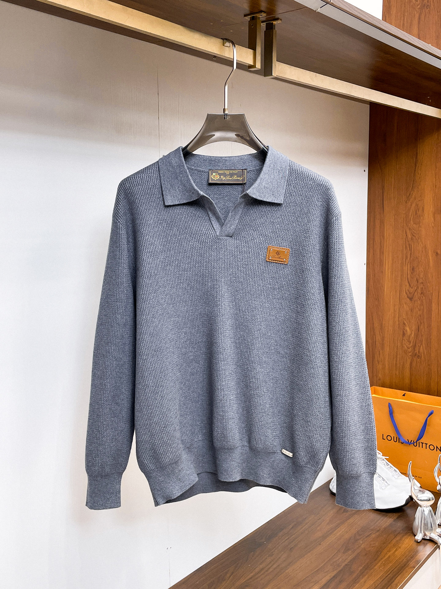 NO:608500,LP Nuoyoupanya 2025 Autumn and Winter Men's Lapel Wool Sweater. The whole garment is custom-dyed with wool-cotton yarn. It feels soft and skin-friendly. It is finely knitted. It is produced by a high-quality factory. It feels incomparably good. You can feel its texture when you hold it in your hand. What you see is what you get. You can go out with any combination. It is very versatile, suitable for both business and leisure, and has a high-end sense!  Three standard complete standard sizes M-3XL, loro piana, alexander wang19860909LP诺悠翩雅 2025秋冬男士翻领羊毛衫 整衣定制定染含羊毛棉纱线,手感柔软质地亲肤,精细针织,上等品质大厂生产,手感无敌好,拿到手里就能感受出它的质感,所见即所得,随便搭配就能出门,很万能,商务休闲两不误,高级感拿捏！三标齐全 标准尺码M-3XL,,loro piana,alexander wang,Men's clothing