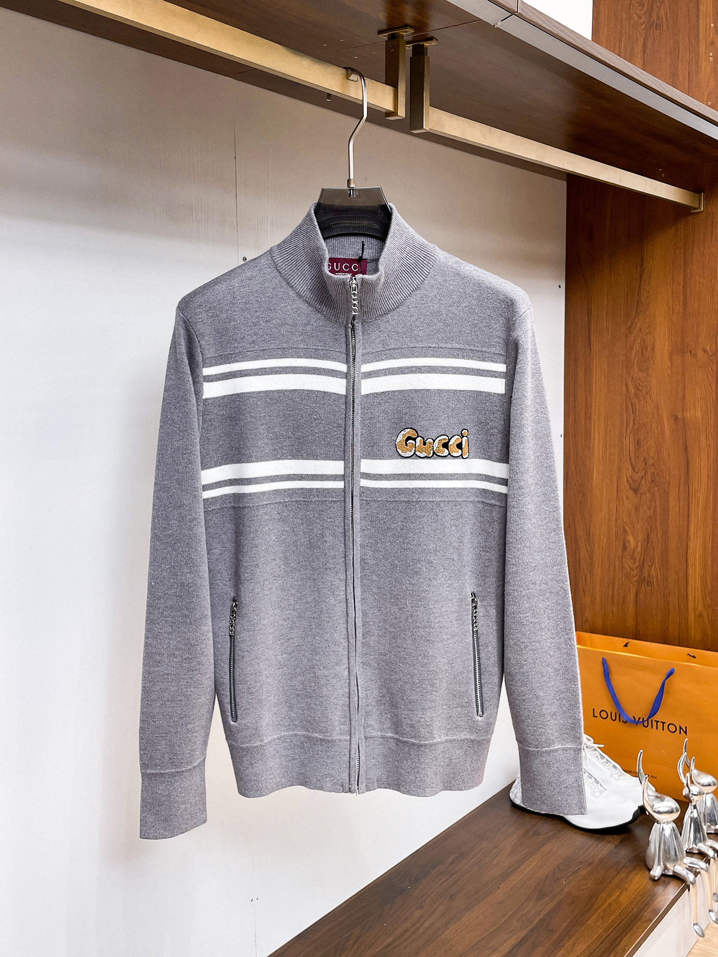 NO:608483,GUCCI Gucci 2025 Autumn and Winter Men's Cardigan Jacket. The whole garment is custom-dyed with wool-cotton yarn. It feels soft and skin-friendly. It is finely knitted. It is produced by a high-quality factory. It feels incomparably good. You can feel its texture when you hold it in your hand. What you see is what you get. You can go out with any combination. It is very versatile, suitable for both business and leisure, and has a high-end sense!  Complete three standards, standard sizes M-3XL, gucci, jackets & coats, alexander wang19860909GUCCI古奇 2025秋冬男士开衫外套 整衣定制定染含羊毛棉纱线,手感柔软质地亲肤,精细针织,上等品质大厂生产,手感无敌好,拿到手里就能感受出它的质感,所见即所得,随便搭配就能出门,很万能,商务休闲两不误,高级感拿捏！三标齐全 标准尺码M-3XL,,gucci,jackets & coats,alexander wang,Men's clothing