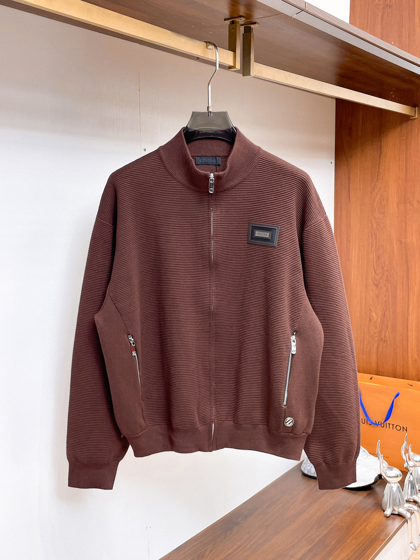 NO:608494,ZEGNA Ermenegildo Zegna 2025 Autumn and Winter Men's Cardigan Jacket. The whole garment is custom-dyed with wool-cotton yarn. It feels soft and skin-friendly, finely knitted. It is produced by a high-quality factory. It feels incomparably good. You can feel its texture when you hold it in your hand. What you see is what you get. You can go out with any combination. It is very versatile, suitable for both business and leisure, and has a high-end sense!  Three standard complete standard sizes M-3XL,,zegna,jackets & coats,alexander wang19860909ZEGNA杰尼亚 2025秋冬男士开衫外套 整衣定制定染含羊毛棉纱线,手感柔软质地亲肤,精细针织,上等品质大厂生产,手感无敌好,拿到手里就能感受出它的质感,所见即所得,随便搭配就能出门,很万能,商务休闲两不误,高级感拿捏！三标齐全 标准尺码M-3XL,,zegna,jackets & coats,alexander wang,Men's clothing