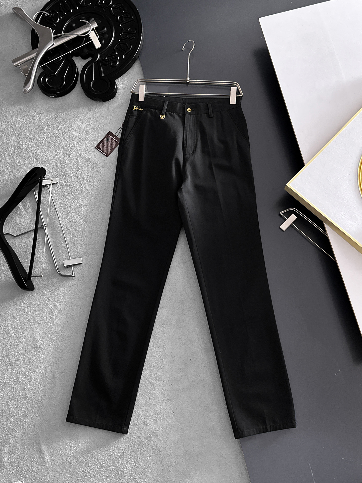 NO:907248,LV Louis Vuitton casual pants, trousers, new style, four seasons, special fabric for advanced custom trousers, customized original hardware, heavy craftsmanship, fine turning and wiring, customized fabric, soft and comfortable, significant texture, exquisite accessories, great upper body effect, complete three standards, standard size 30-40 (shipped next day),,louis vuitton,louis vuitton,19860909LV路易威登 休闲裤 西裤 新款 四季款 高级定制裤子专用面料 定制原版五金 重工工艺打造 车工走线精细 定制面料 柔软舒适 质感显著 辅料精美 上身效果超赞 三标齐全 标准尺码30-40（隔天出货）,,louis vuitton,louis vuitton,,Men's clothing