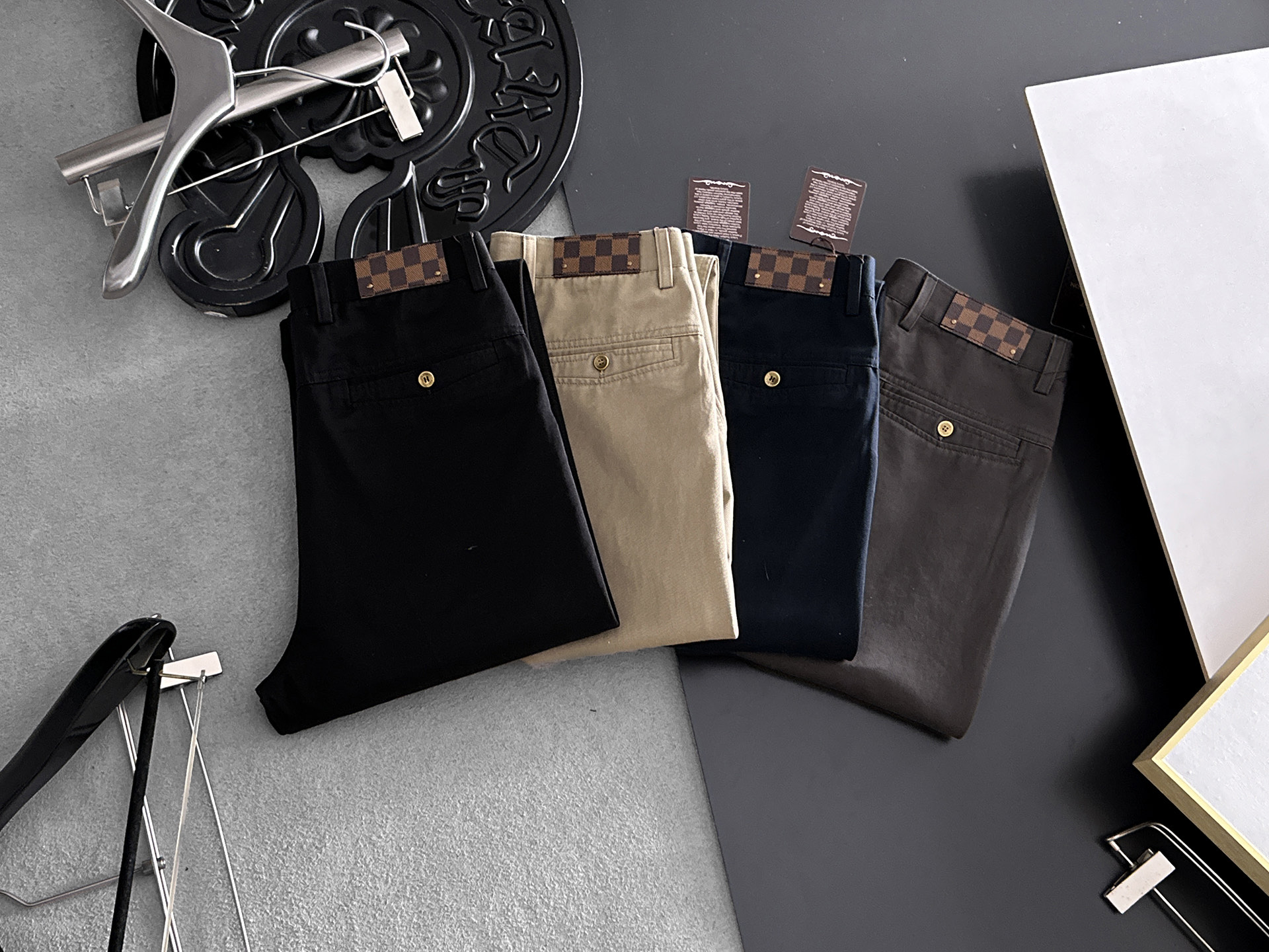 NO:932541,LV Louis Vuitton casual pants, trousers, new style, four seasons, special fabric for advanced custom trousers, customized original hardware, heavy craftsmanship, fine turning and wiring, customized fabric, soft and comfortable, significant texture, exquisite accessories, great upper body effect, complete three standards, standard size 30-40 (shipped next day),,louis vuitton,louis vuitton,19860909LV路易威登 休闲裤 西裤 新款 四季款 高级定制裤子专用面料 定制原版五金 重工工艺打造 车工走线精细 定制面料 柔软舒适 质感显著 辅料精美 上身效果超赞 三标齐全 标准尺码30-40（隔天出货）,,louis vuitton,louis vuitton,,Men's clothing