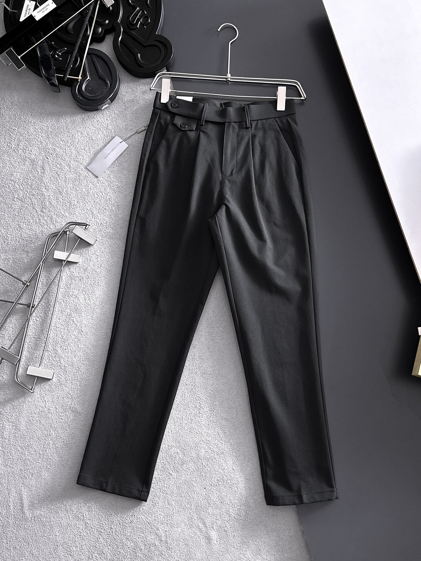 NO:871186,DIOR Dior casual pants, trousers, new style, four-season style, advanced custom-made four-season pants special fabric, customized original hardware, heavy craftsmanship, fine turning and wiring, customized fabric, soft and comfortable, significant texture, exquisite accessories, great upper body effect, complete three standards, standard size 29-36, no 35 (shipped next day),, dior, dior,19860909DIOR迪奥 休闲裤 西裤 新款 四季款 高级定制四季款裤子专用面料 定制原版五金 重工工艺打造 车工走线精细 定制面料 柔软舒适 质感显著 辅料精美 上身效果超赞 三标齐全 标准尺码29-36,无35（隔天出货）,,dior,dior,,Men's clothing