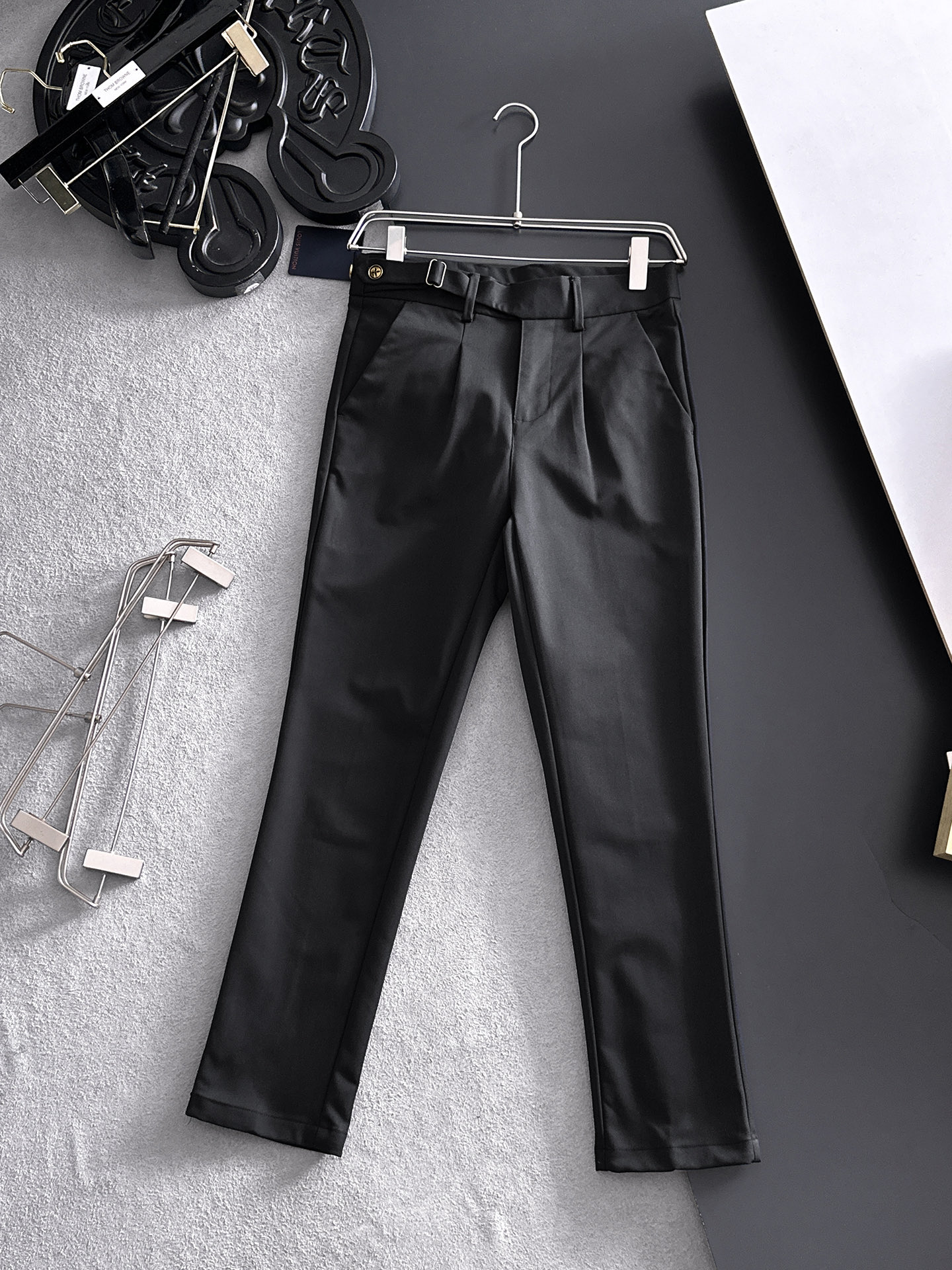NO:863600,LV Louis Vuitton casual pants, trousers, new seasons, advanced custom-made four-season trousers special fabrics, customized original hardware, heavy craftsmanship, fine turning and wiring, customized fabrics, soft and comfortable, significant texture, exquisite accessories, great upper body effect, complete three standards, standard sizes 29-36, no 35 (shipped next day),, louis vuitton, louis vuitton,19860909LV路易威登 休闲裤 西裤 新款 四季款 高级定制四季款裤子专用面料 定制原版五金 重工工艺打造 车工走线精细 定制面料 柔软舒适 质感显著 辅料精美 上身效果超赞 三标齐全 标准尺码29-36,无35（隔天出货）,,louis vuitton,louis vuitton,,Men's clothing