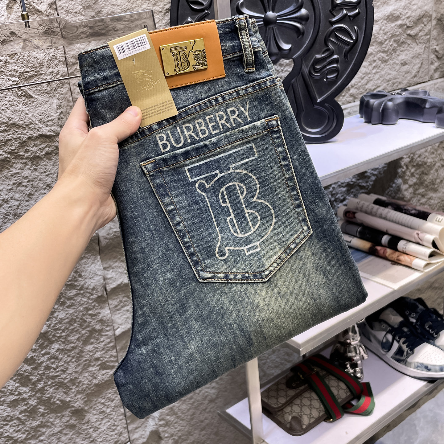 NO:934714,BURBERRY 2026 new men's jeans. The fabric has good elasticity. Exclusively sold on the official website. Fashionable and elegant. Heavy craftsmanship design. Using original color yeast washing process. Selected imported heavy denim denim fabric. Equipped with counter hardware decoration. Genuine leather label. Exquisite stitching. Big brand style. Worth owning. Size 28-38, shipped next day, burberry, burberry, jeans,19860909BURBERRY巴宝莉 2026新品男士牛仔裤 面料弹性好.独家发售 官网同步 时尚优雅 重工艺设计.采用原色酵母水洗工艺 精选进口重磅丹宁牛仔面料 配专柜五金装饰 真皮皮牌 精致车线 大牌风范 值得拥有.码数28-38,隔天出货,,burberry,burberry,jeans,,Men's clothing