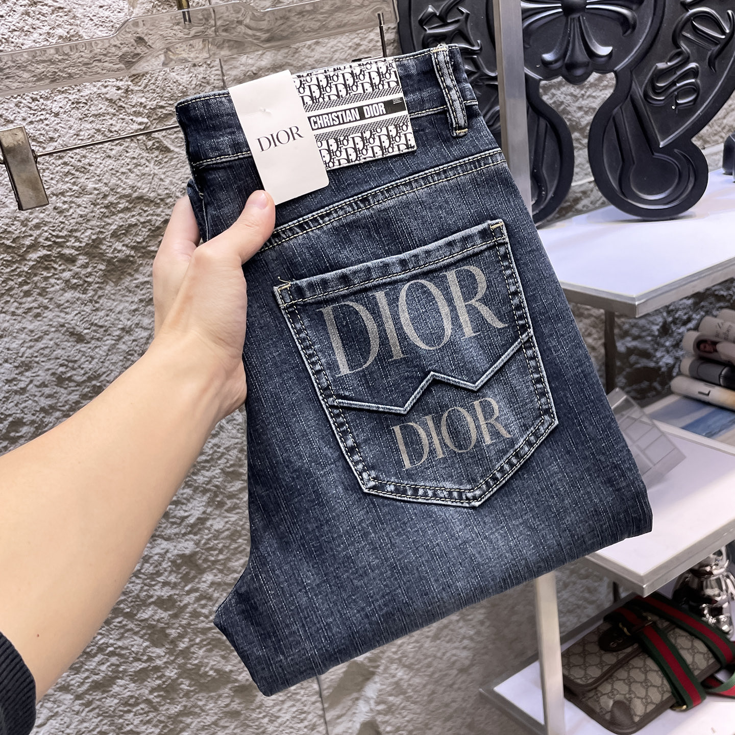 NO:934709,DIOR Dior's 2026 new men's jeans are made of good elasticity. Exclusively available on the official website. Fashionable and elegant. Heavy craftsmanship design. Using original color yeast washing process. Selected imported heavy denim denim fabric. Equipped with counter hardware decoration. Genuine leather label. Exquisite stitching. Big brand style. Worth owning. Size 28-38, shipped next day, dior, dior, jeans,19860909DIOR迪奥 2026新品男士牛仔裤 面料弹性好.独家发售 官网同步 时尚优雅 重工艺设计.采用原色酵母水洗工艺 精选进口重磅丹宁牛仔面料 配专柜五金装饰 真皮皮牌 精致车线 大牌风范 值得拥有.码数28-38,隔天出货,,dior,dior,jeans,,Men's clothing