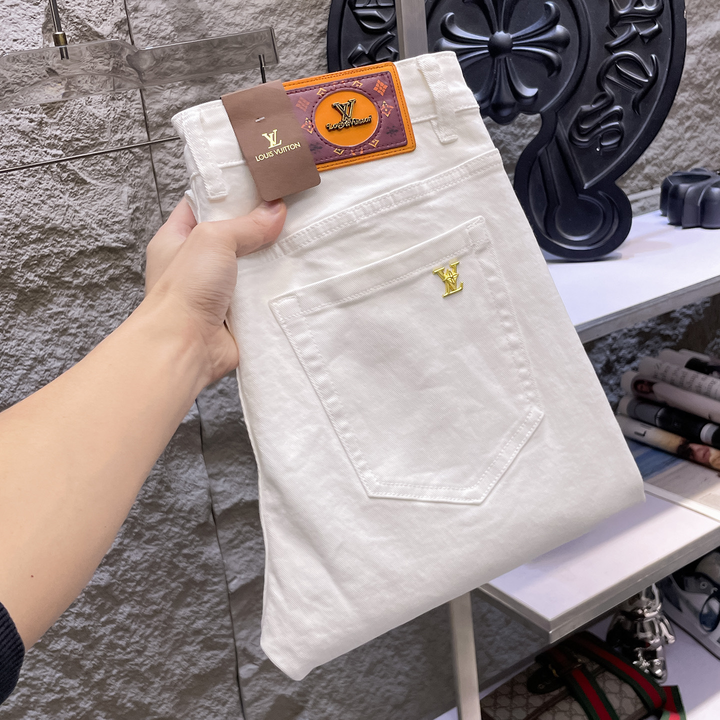 NO:934734,LV Louis Vuitton's 2026 new men's jeans have good fabric elasticity. Exclusively available on the official website. Fashionable and elegant. Heavy craftsmanship design. Using original color yeast washing process. Selected imported heavy denim denim fabric. Equipped with counter hardware decoration. Genuine leather label. Exquisite stitching. Big brand style. Worth owning. Size 28-38, shipped next day,,louis vuitton,louis vuitton,jeans,19860909LV路易威登 2026新品男士牛仔裤 面料弹性好.独家发售 官网同步 时尚优雅 重工艺设计.采用原色酵母水洗工艺 精选进口重磅丹宁牛仔面料 配专柜五金装饰 真皮皮牌 精致车线 大牌风范 值得拥有.码数28-38,隔天出货,,louis vuitton,louis vuitton,jeans,,Men's clothing