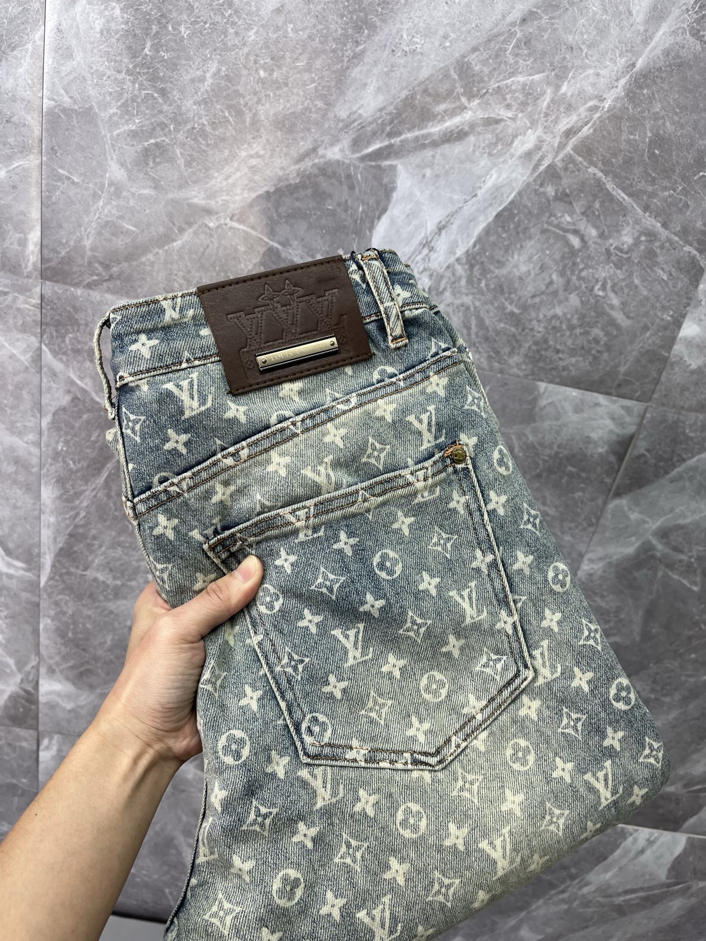 NO:864679,LV Louis Vuitton's 2026 new men's jeans have good fabric elasticity. Exclusively available on the official website. Fashionable and elegant. Heavy craftsmanship design. Use original color yeast washing process. Select imported heavy denim denim fabric with high-end hardware decoration. Genuine leather label. Exquisite stitching. Low-key and light luxury. Worth owning. Size 28-38, shipped next day,,louis vuitton,louis vuitton,jeans,19860909LV路易威登 2026新品男士牛仔裤 面料弹性好.独家发售 官网同步 时尚优雅 重工艺设计.采用原色酵母水洗工艺 精选进口重磅丹宁牛仔面料 配高档五金装饰 真皮皮牌 精致车线 低调轻奢 值得拥有.码数28-38,隔天出货,,louis vuitton,louis vuitton,jeans,,Men's clothing