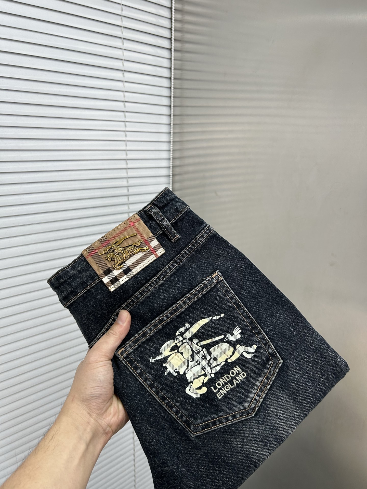 NO:906038,BURBERRY 2025 new men's jeans. The fabric has good elasticity. Exclusively sold on the official website. Fashionable and elegant. Heavy craftsmanship design. Using original color yeast washing process. Selected imported heavy denim denim fabric with high-end hardware decoration. Genuine leather label. Exquisite stitching. Low-key luxury. Worth owning. Size 28-38, no 35, shipped next day,, burberry, burberry, jeans,19860909BURBERRY巴宝莉 2025新品男士牛仔裤 面料弹性好.独家发售 官网同步 时尚优雅 重工艺设计.采用原色酵母水洗工艺 精选进口重磅丹宁牛仔面料 配高档五金装饰 真皮皮牌 精致车线 低调轻奢 值得拥有.码数28-38无35,隔天出货,,burberry,burberry,jeans,,Men's clothing