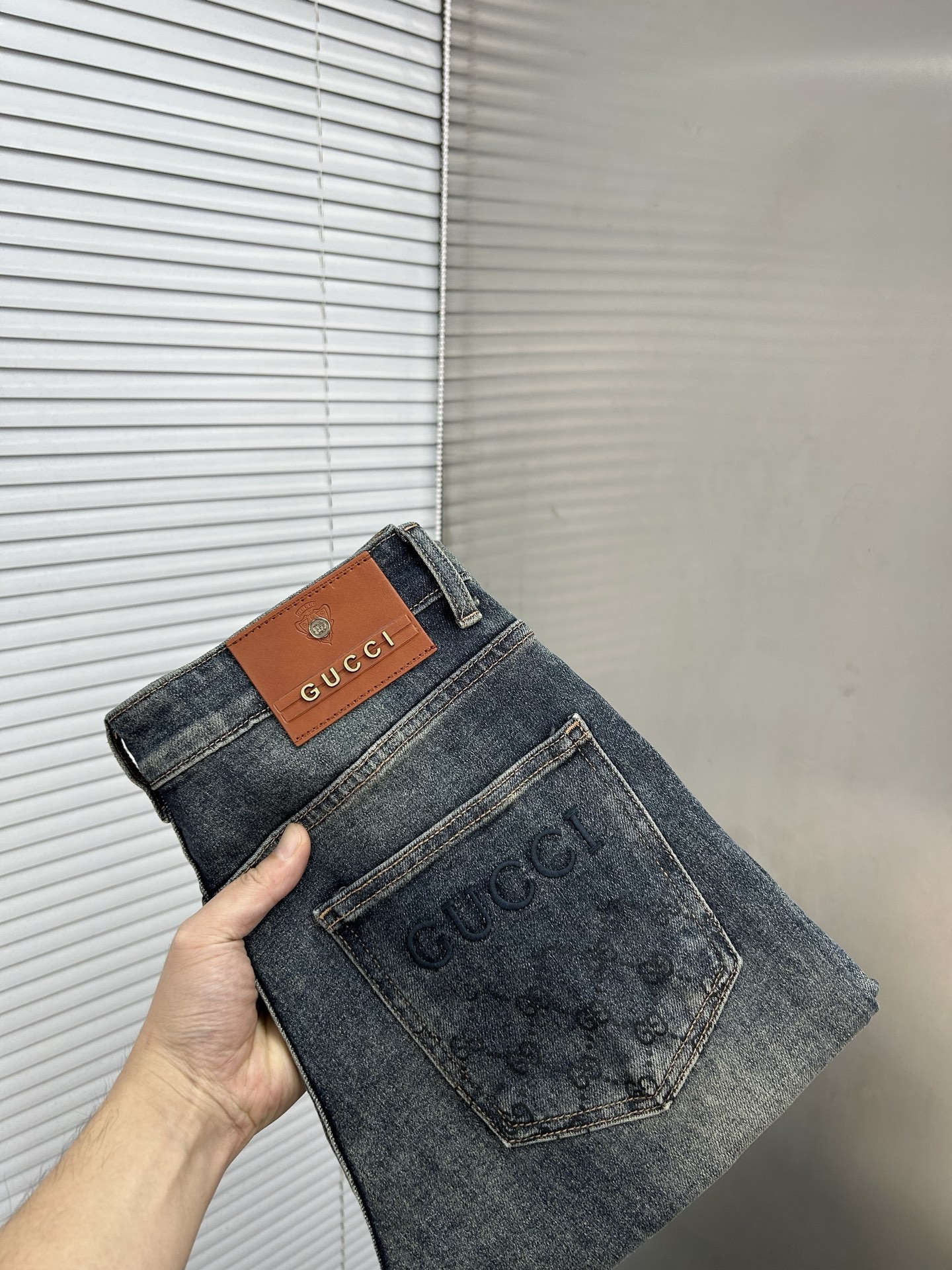NO:927180,GUCCI Gucci 2025 new men's jeans. The fabric has good elasticity. Exclusively available on the official website. Fashionable and elegant. Heavy craftsmanship design. Using original color yeast washing process. Selected imported heavy denim denim fabric with high-end hardware decoration. Genuine leather label. Exquisite stitching. Low-key and light luxury. Worth owning. Size 28-38, no 35, shipped next day,,gucci,jeans,19860909GUCCI古奇 2025新品男士牛仔裤 面料弹性好.独家发售 官网同步 时尚优雅 重工艺设计.采用原色酵母水洗工艺 精选进口重磅丹宁牛仔面料 配高档五金装饰 真皮皮牌 精致车线 低调轻奢 值得拥有.码数28-38无35,隔天出货,,gucci,jeans,,Men's clothing