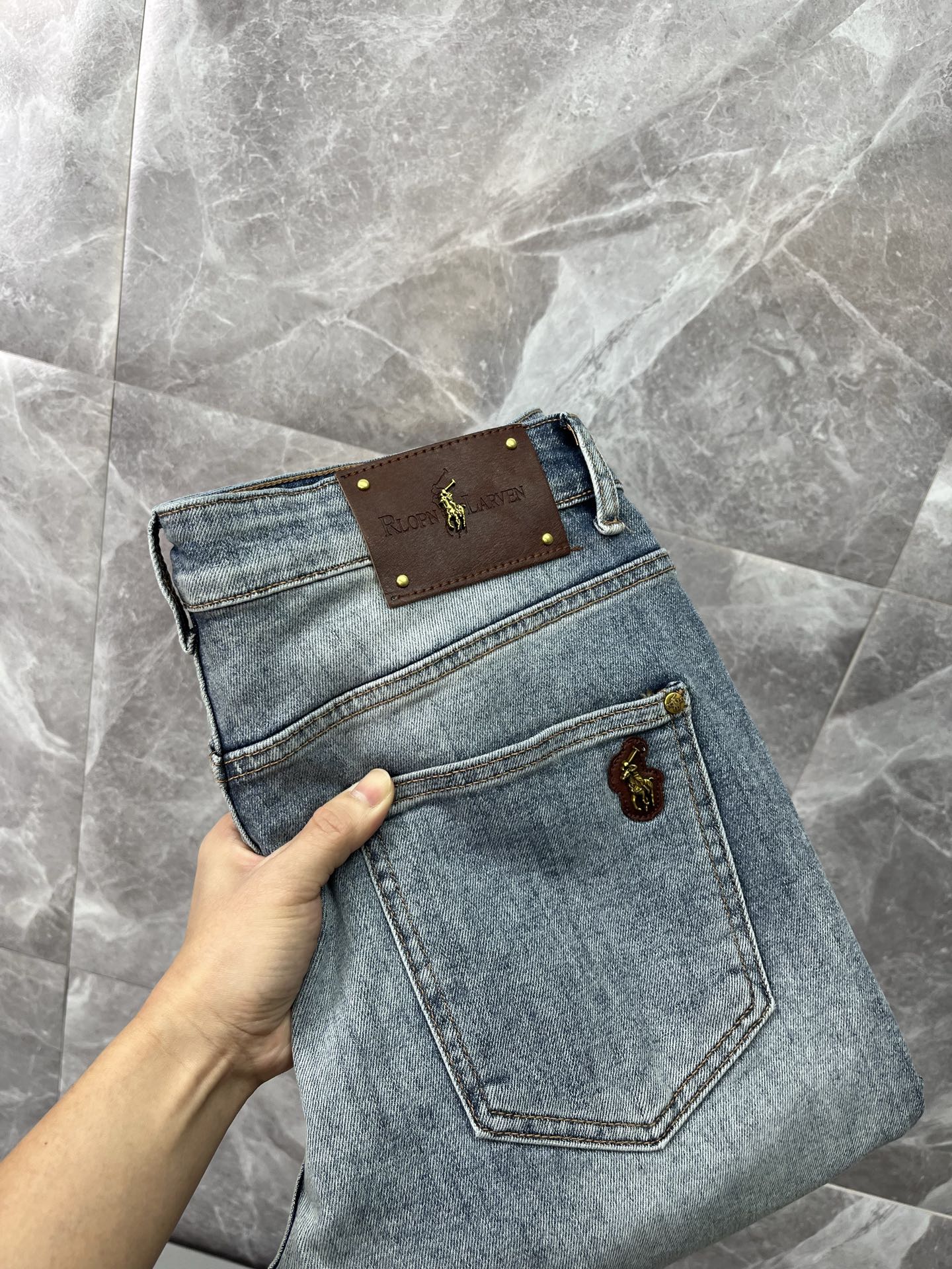 NO:913312,,,POLO Paul's 2026 new men's jeans. The fabric has good elasticity. Exclusively available on the official website. Fashionable and elegant. Heavy craftsmanship design. Using original color yeast washing process. Selected imported heavy denim denim fabric with high-end hardware decoration. Genuine leather label. Exquisite stitching. Low-key and light luxury. Worth owning. Size 28-38, shipped next day,,jeans,19860909,,POLO保罗 2026新品男士牛仔裤 面料弹性好.独家发售 官网同步 时尚优雅 重工艺设计.采用原色酵母水洗工艺 精选进口重磅丹宁牛仔面料 配高档五金装饰 真皮皮牌 精致车线 低调轻奢 值得拥有.码数28-38,隔天出货,,jeans,,Men's clothing