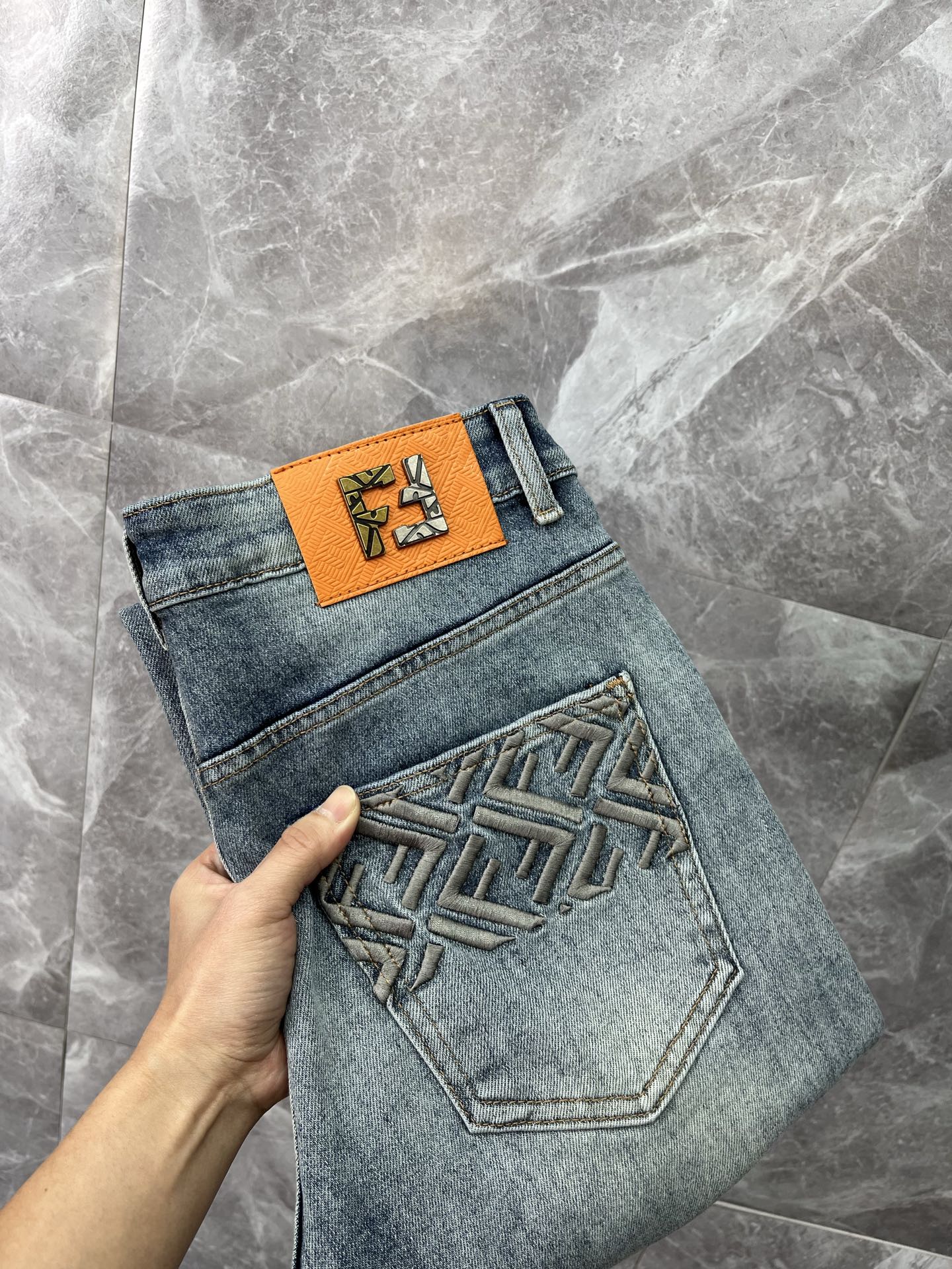NO:864643,FENDI Fendi 2026 new men's jeans. The fabric has good elasticity. Exclusively available on the official website. Fashionable and elegant. Heavy craftsmanship design. Using original color yeast washing process. Selected imported heavy denim denim fabric with high-end hardware decoration. Genuine leather label. Exquisite stitching. Low-key and light luxury. Worth owning. Size 28-38, shipped next day,,fendi,fendi,jeans,19860909FENDI芬迪 2026新品男士牛仔裤 面料弹性好.独家发售 官网同步 时尚优雅 重工艺设计.采用原色酵母水洗工艺 精选进口重磅丹宁牛仔面料 配高档五金装饰 真皮皮牌 精致车线 低调轻奢 值得拥有.码数28-38,隔天出货,,fendi,fendi,jeans,,Men's clothing