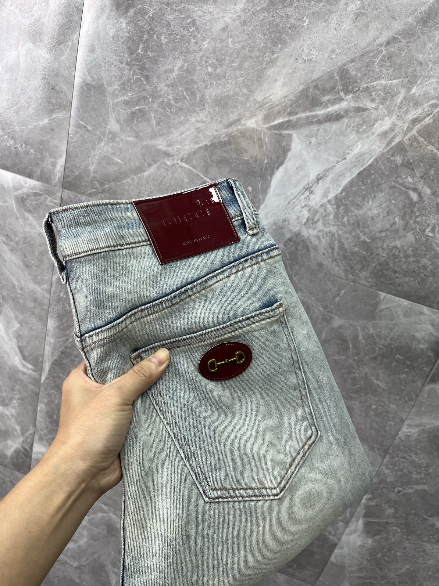 NO:864630,GUCCI Gucci 2026 new men's jeans. The fabric has good elasticity. Exclusively available on the official website. Fashionable and elegant. Heavy craftsmanship design. Using original color yeast washing process. Selected imported heavy denim denim fabric with high-end hardware decoration. Genuine leather label. Exquisite stitching. Low-key and light luxury. Worth owning. Size 28-38, shipped next day,,gucci,jeans,19860909GUCCI古奇 2026新品男士牛仔裤 面料弹性好.独家发售 官网同步 时尚优雅 重工艺设计.采用原色酵母水洗工艺 精选进口重磅丹宁牛仔面料 配高档五金装饰 真皮皮牌 精致车线 低调轻奢 值得拥有.码数28-38,隔天出货,,gucci,jeans,,Men's clothing