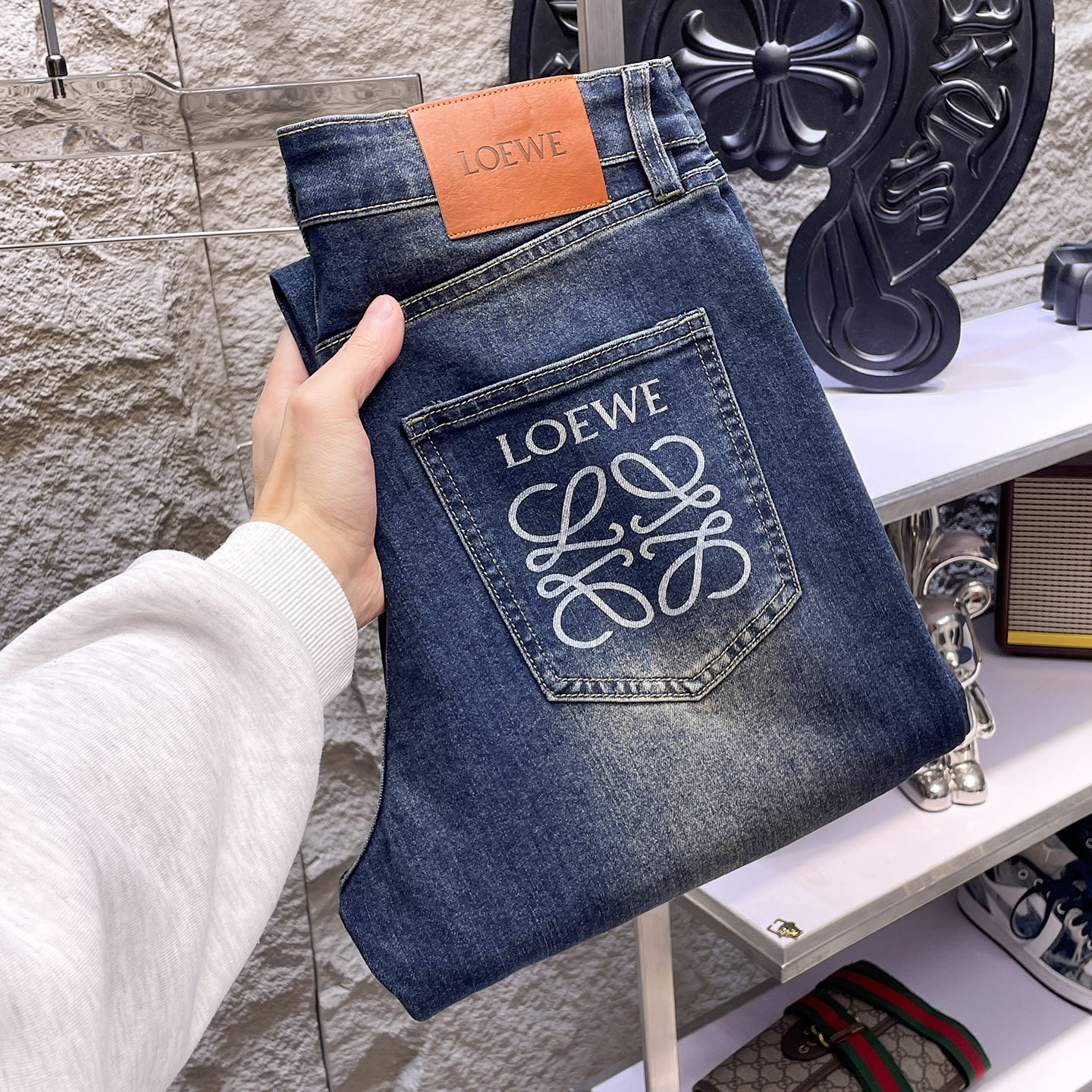 NO:865103,LOEWE Loewe's 2026 new men's jeans have good elasticity. Exclusively available on the official website. Fashionable and elegant. Heavy craftsmanship design. Using original color yeast washing process. Selected imported heavy denim denim fabric. Equipped with counter hardware decoration. Genuine leather label. Exquisite stitching. Big brand style. Worth owning. Code number 28-38, shipped next day,,loewe,loewe,jeans,19860909LOEWE罗意威 2026新品男士牛仔裤 面料弹性好.独家发售 官网同步 时尚优雅 重工艺设计.采用原色酵母水洗工艺 精选进口重磅丹宁牛仔面料 配专柜五金装饰 真皮皮牌 精致车线 大牌风范 值得拥有.码数28-38,隔天出货,,loewe,loewe,jeans,,Men's clothing