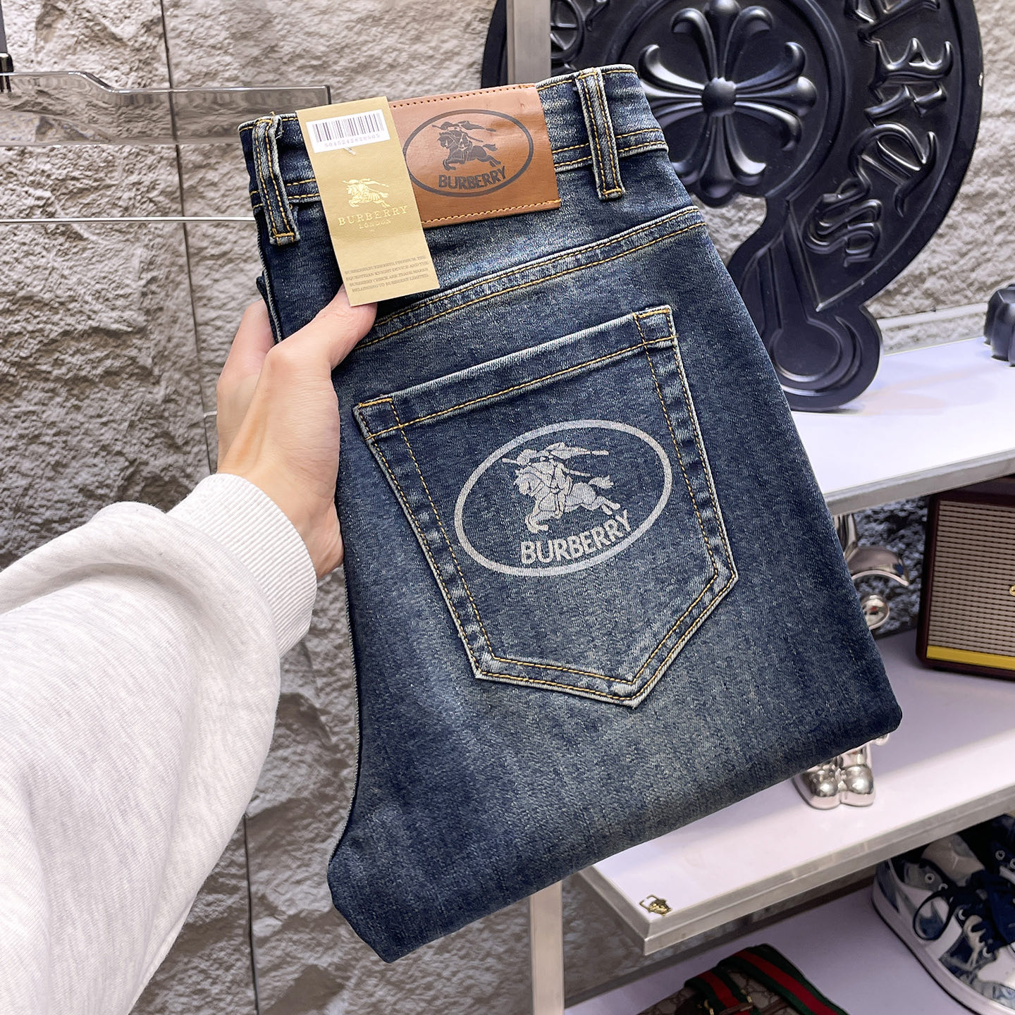NO:865123,BURBERRY 2026 new men's jeans. The fabric has good elasticity. Exclusively sold on the official website. Fashionable and elegant. Heavy craftsmanship design. Using original color yeast washing process. Selected imported heavy denim denim fabric. Equipped with counter hardware decoration. Genuine leather label. Exquisite stitching. Big brand style. Worth owning. Size 28-38, shipped next day, burberry, burberry, jeans,19860909BURBERRY巴宝莉 2026新品男士牛仔裤 面料弹性好.独家发售 官网同步 时尚优雅 重工艺设计.采用原色酵母水洗工艺 精选进口重磅丹宁牛仔面料 配专柜五金装饰 真皮皮牌 精致车线 大牌风范 值得拥有.码数28-38,隔天出货,,burberry,burberry,jeans,,Men's clothing
