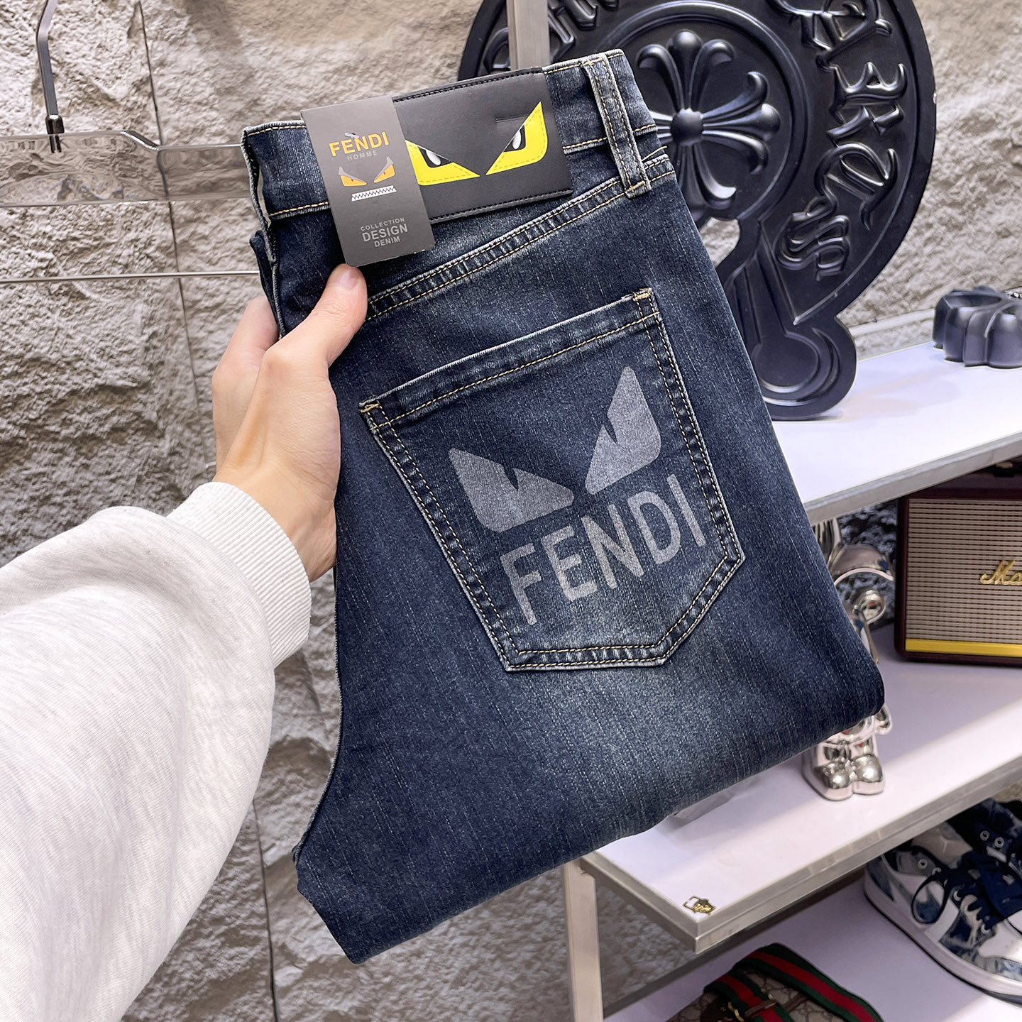 NO:865033,FENDI Fendi 2026 new men's jeans. The fabric has good elasticity. Exclusively sold on the official website. Fashionable and elegant. Heavy craftsmanship design. Using original color yeast washing process. Selected imported heavy denim denim fabric. Equipped with counter hardware decoration. Genuine leather label. Exquisite stitching. Big brand style. Worth owning. Size 28-38, shipped next day,,fendi,fendi,jeans,19860909FENDI芬迪 2026新品男士牛仔裤 面料弹性好.独家发售 官网同步 时尚优雅 重工艺设计.采用原色酵母水洗工艺 精选进口重磅丹宁牛仔面料 配专柜五金装饰 真皮皮牌 精致车线 大牌风范 值得拥有.码数28-38,隔天出货,,fendi,fendi,jeans,,Men's clothing