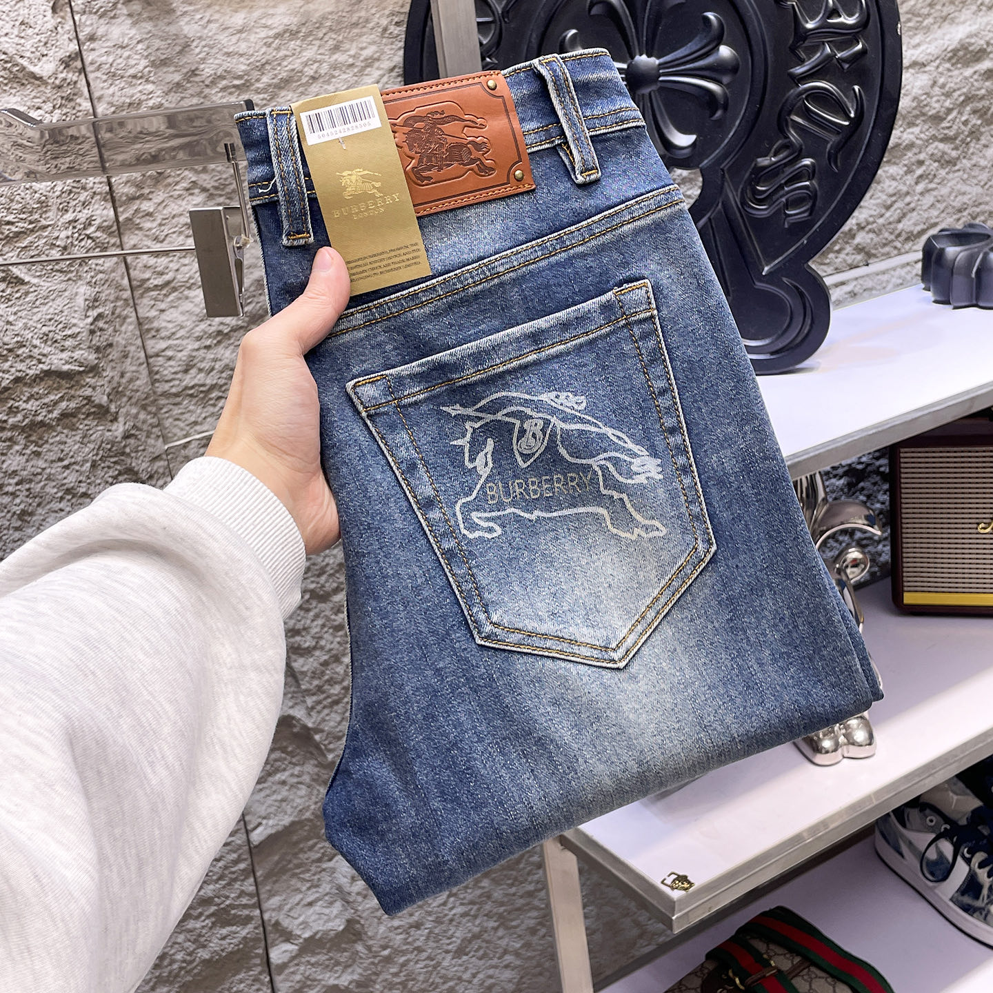 NO:865043,BURBERRY 2026 new men's jeans. The fabric has good elasticity. Exclusively sold on the official website. Fashionable and elegant. Heavy craftsmanship design. Using original color yeast washing process. Selected imported heavy denim denim fabric. Equipped with counter hardware decoration. Genuine leather label. Exquisite stitching. Big brand style. Worth owning. Size 28-38, shipped next day, burberry, burberry, jeans,19860909BURBERRY巴宝莉 2026新品男士牛仔裤 面料弹性好.独家发售 官网同步 时尚优雅 重工艺设计.采用原色酵母水洗工艺 精选进口重磅丹宁牛仔面料 配专柜五金装饰 真皮皮牌 精致车线 大牌风范 值得拥有.码数28-38,隔天出货,,burberry,burberry,jeans,,Men's clothing