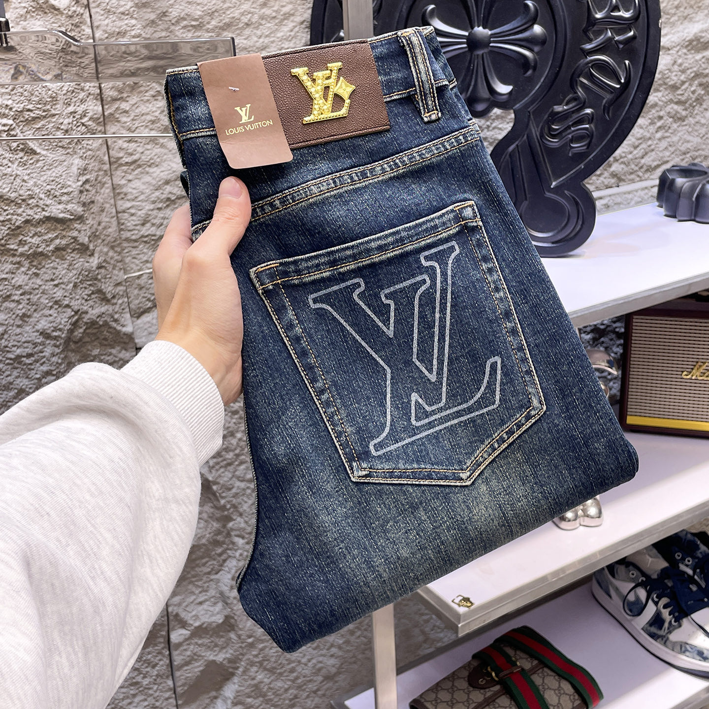 NO:865053,LV Louis Vuitton's 2026 new men's jeans are made of good elasticity. Exclusively available on the official website. Fashionable and elegant. Designed with heavy craftsmanship. Using original color yeast washing process. Selected imported heavyweight denim denim fabric. Equipped with counter hardware decoration. Genuine leather label. Exquisite stitching. Big brand style. Worth having. Size 28-38, shipped next day,,louis vuitton,louis vuitton,jeans,19860909LV路易威登 2026新品男士牛仔裤 面料弹性好.独家发售 官网同步 时尚优雅 重工艺设计.采用原色酵母水洗工艺 精选进口重磅丹宁牛仔面料 配专柜五金装饰 真皮皮牌 精致车线 大牌风范 值得拥有.码数28-38,隔天出货,,louis vuitton,louis vuitton,jeans,,Men's clothing