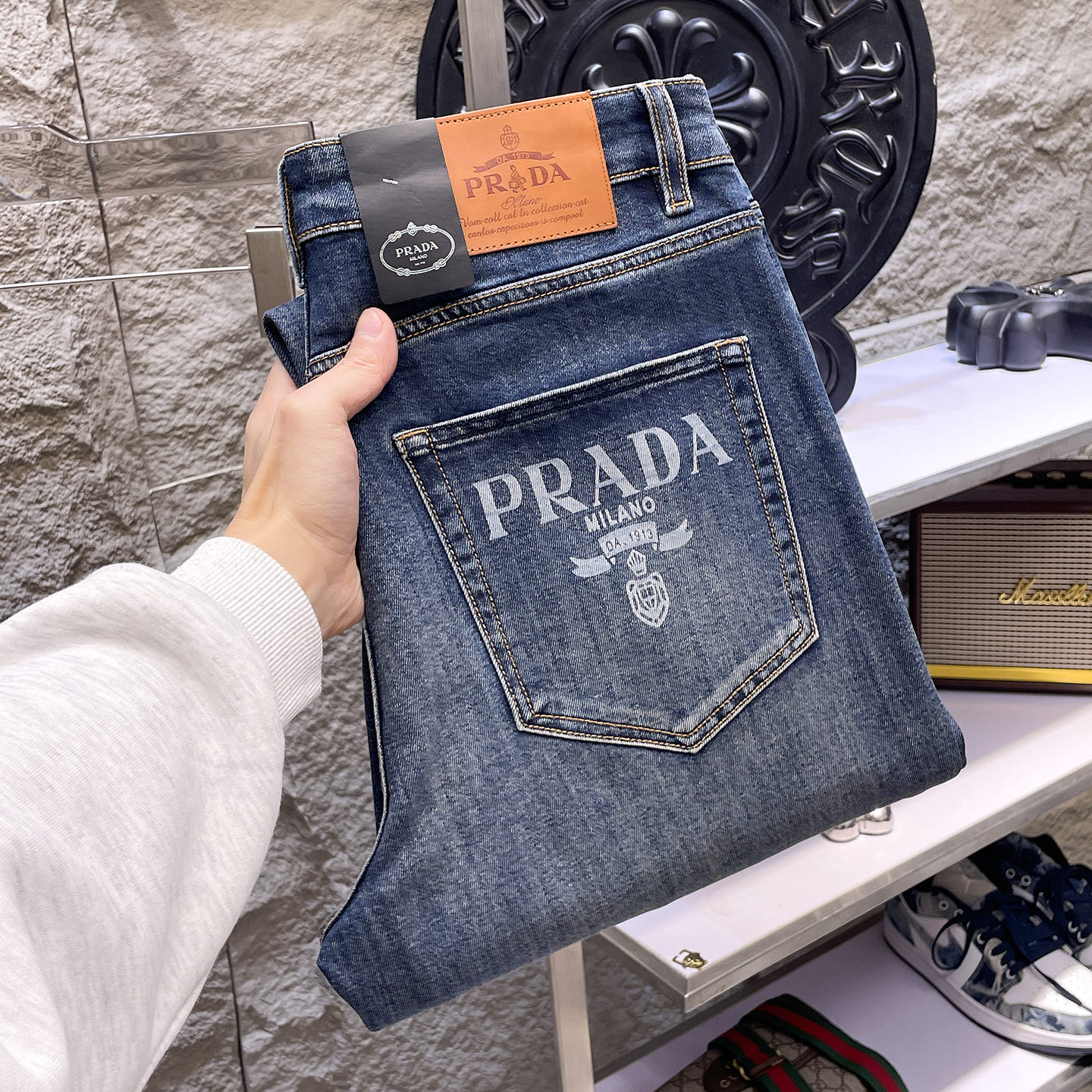 NO:865062,PRADA 2026 new men's jeans. The fabric has good elasticity. Exclusively available on the official website. Fashionable and elegant. Heavy craftsmanship design. Using original color yeast washing process. Selected imported heavyweight denim denim fabric. Equipped with counter hardware decoration. Genuine leather label. Exquisite stitching. Big brand style. Worth owning. Size 28-38, shipped next day, prada, prada, jeans,19860909PRADA普拉达 2026新品男士牛仔裤 面料弹性好.独家发售 官网同步 时尚优雅 重工艺设计.采用原色酵母水洗工艺 精选进口重磅丹宁牛仔面料 配专柜五金装饰 真皮皮牌 精致车线 大牌风范 值得拥有.码数28-38,隔天出货,,prada,prada,jeans,,Men's clothing