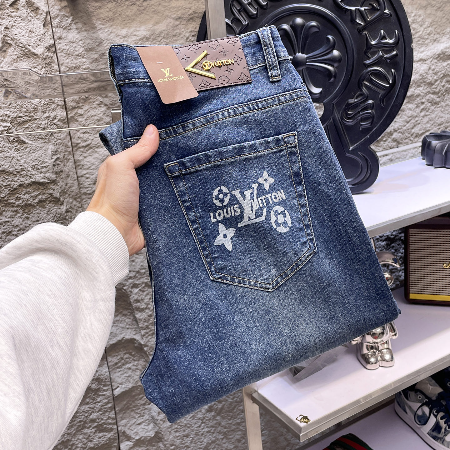 NO:865072,LV Louis Vuitton's 2026 new men's jeans are made of good elasticity. Exclusively available on the official website. Fashionable and elegant. Designed with heavy craftsmanship. Using original color yeast washing process. Selected imported heavyweight denim denim fabric. Equipped with counter hardware decoration. Genuine leather label. Exquisite stitching. Big brand style. Worth having. Size 28-38, shipped next day,,louis vuitton,louis vuitton,jeans,19860909LV路易威登 2026新品男士牛仔裤 面料弹性好.独家发售 官网同步 时尚优雅 重工艺设计.采用原色酵母水洗工艺 精选进口重磅丹宁牛仔面料 配专柜五金装饰 真皮皮牌 精致车线 大牌风范 值得拥有.码数28-38,隔天出货,,louis vuitton,louis vuitton,jeans,,Men's clothing
