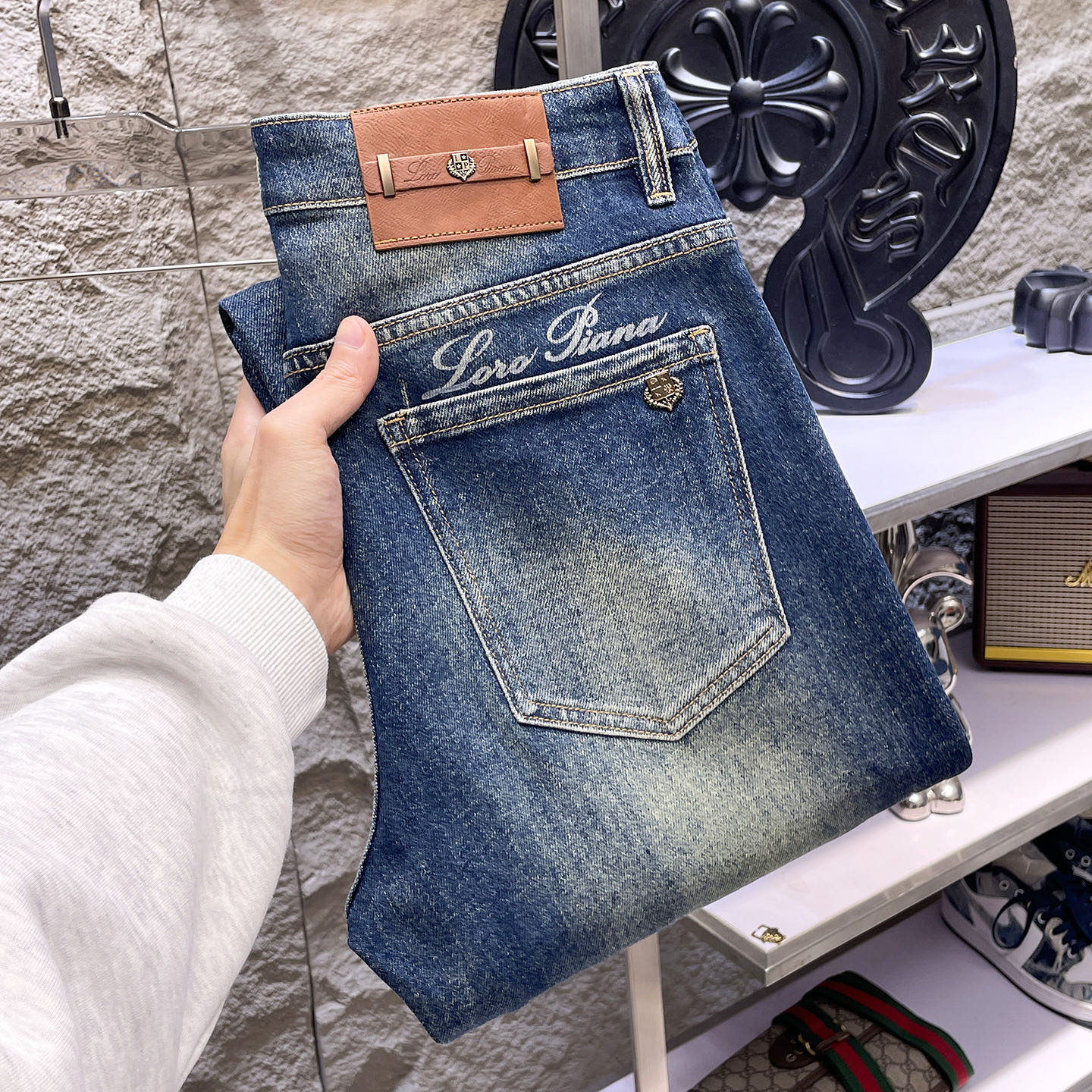 NO:865081,LP Noyo Piana 2026 new men's jeans. The fabric has good elasticity. Exclusively available on the official website. Fashionable and elegant. Heavy craftsmanship design. Using original color yeast washing process. Selected imported heavy denim denim fabric. Equipped with counter hardware decoration. Genuine leather label. Exquisite stitching. Big brand style. Worth owning. Code number 28-38, shipped next day, loro piana,jeans,19860909LP诺悠翩雅 2026新品男士牛仔裤 面料弹性好.独家发售 官网同步 时尚优雅 重工艺设计.采用原色酵母水洗工艺 精选进口重磅丹宁牛仔面料 配专柜五金装饰 真皮皮牌 精致车线 大牌风范 值得拥有.码数28-38,隔天出货,,loro piana,jeans,,Men's clothing