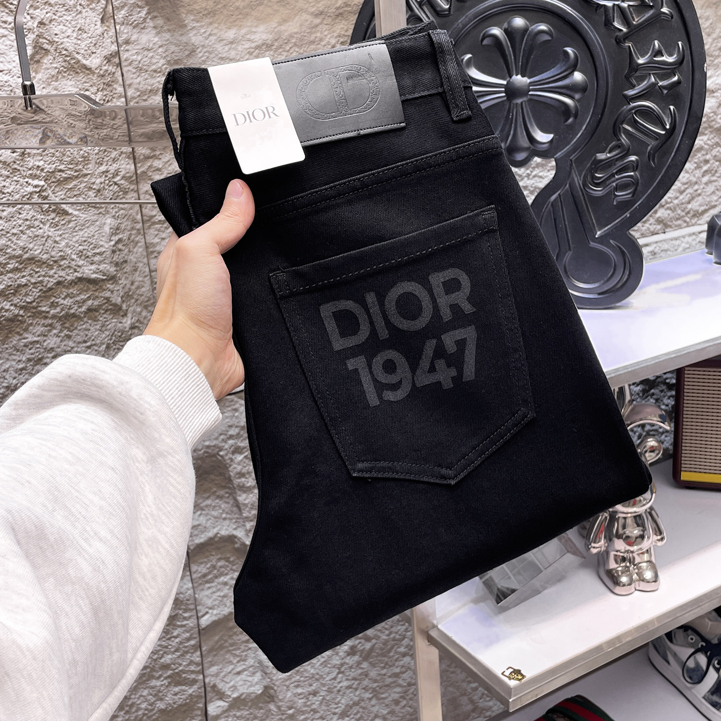 NO:865092,DIOR Dior's 2026 new men's jeans are made of good elasticity. Exclusively available on the official website. Fashionable and elegant. Heavy craftsmanship design. Using original color yeast washing process. Selected imported heavy denim denim fabric. Equipped with counter hardware decoration. Genuine leather label. Exquisite stitching. Big brand style. Worth owning. Size 28-38, shipped next day, dior, dior, jeans,19860909DIOR迪奥 2026新品男士牛仔裤 面料弹性好.独家发售 官网同步 时尚优雅 重工艺设计.采用原色酵母水洗工艺 精选进口重磅丹宁牛仔面料 配专柜五金装饰 真皮皮牌 精致车线 大牌风范 值得拥有.码数28-38,隔天出货,,dior,dior,jeans,,Men's clothing
