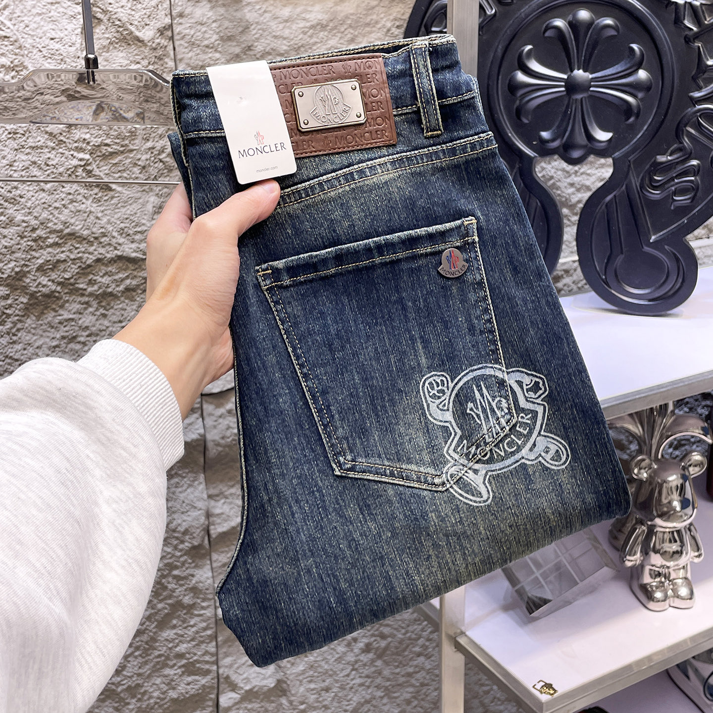 NO:927167,MONCLER 2026 new men's jeans with good elasticity. Exclusively sold on the official website. Fashionable and elegant. Heavy craftsmanship design. Using original color yeast washing process. Selected imported heavy denim denim fabric. Equipped with counter hardware decoration. Genuine leather label. Exquisite stitching. Big brand style. Worth owning. Size 28-38, shipped next day, Moncler, jeans,19860909MONCLER蒙口 2026新品男士牛仔裤 面料弹性好.独家发售 官网同步 时尚优雅 重工艺设计.采用原色酵母水洗工艺 精选进口重磅丹宁牛仔面料 配专柜五金装饰 真皮皮牌 精致车线 大牌风范 值得拥有.码数28-38,隔天出货,,Moncler,jeans,,Men's clothing