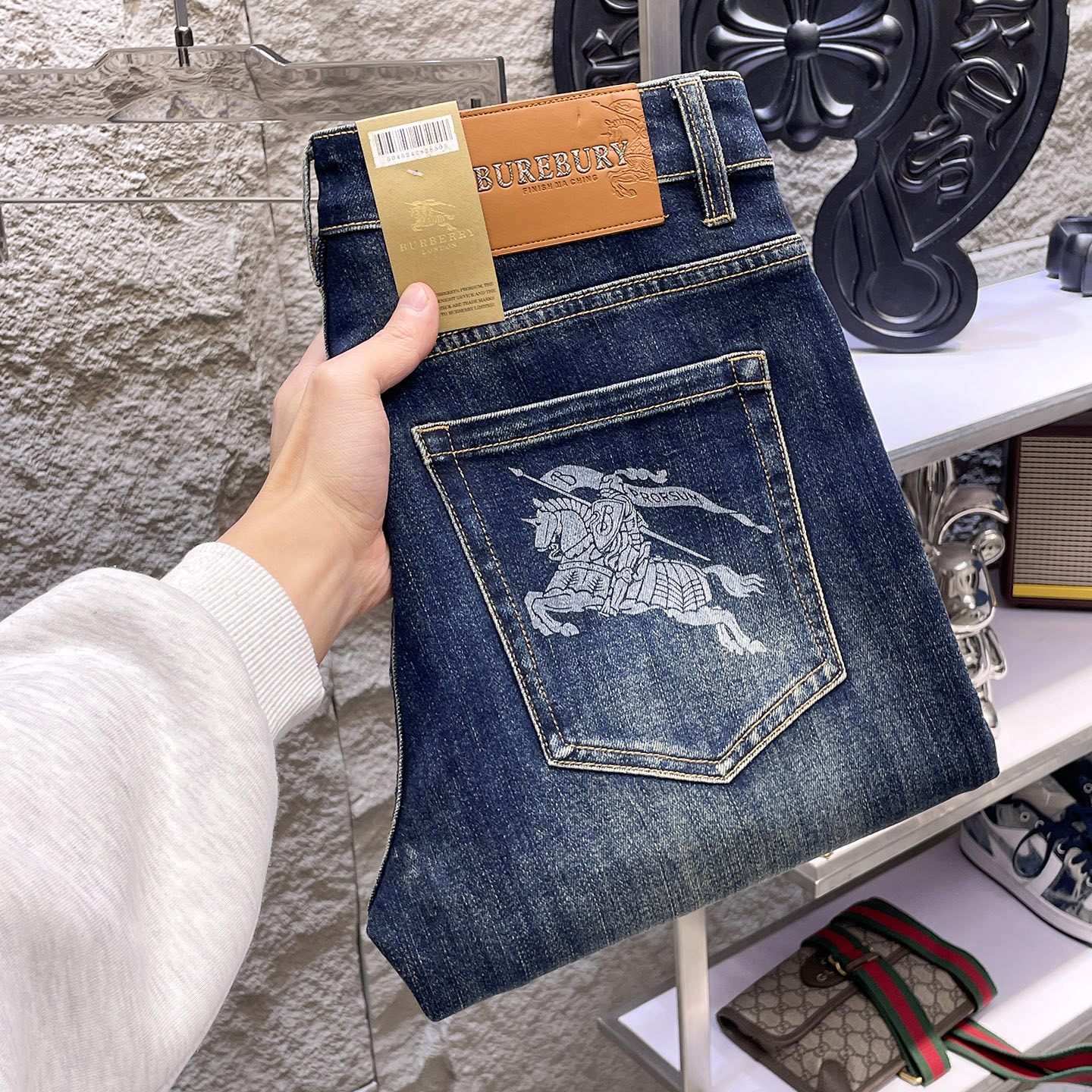 NO:927158,BURBERRY 2026 new men's jeans. The fabric has good elasticity. Exclusively sold on the official website. Fashionable and elegant. Heavy craftsmanship design. Using original color yeast washing process. Selected imported heavy denim denim fabric. Equipped with counter hardware decoration. Genuine leather label. Exquisite stitching. Big brand style. Worth owning. Size 28-38, shipped next day, burberry, burberry, jeans,19860909BURBERRY巴宝莉 2026新品男士牛仔裤 面料弹性好.独家发售 官网同步 时尚优雅 重工艺设计.采用原色酵母水洗工艺 精选进口重磅丹宁牛仔面料 配专柜五金装饰 真皮皮牌 精致车线 大牌风范 值得拥有.码数28-38,隔天出货,,burberry,burberry,jeans,,Men's clothing