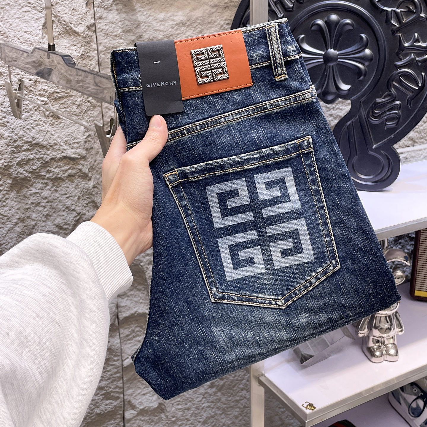 NO:927149,GIVENCHY Givenchy 2026 new men's jeans. The fabric has good elasticity. Exclusively available on the official website. Fashionable and elegant. Heavy craftsmanship design. Using original color yeast washing process. Selected imported heavyweight denim denim fabric. Equipped with counter hardware decoration. Genuine leather label. Exquisite stitching. Big brand style. Worth owning. Size 28-38, shipped next day,,givenchy,givenchy,jeans,19860909GIVENCHY纪梵希 2026新品男士牛仔裤 面料弹性好.独家发售 官网同步 时尚优雅 重工艺设计.采用原色酵母水洗工艺 精选进口重磅丹宁牛仔面料 配专柜五金装饰 真皮皮牌 精致车线 大牌风范 值得拥有.码数28-38,隔天出货,,givenchy,givenchy,jeans,,Men's clothing