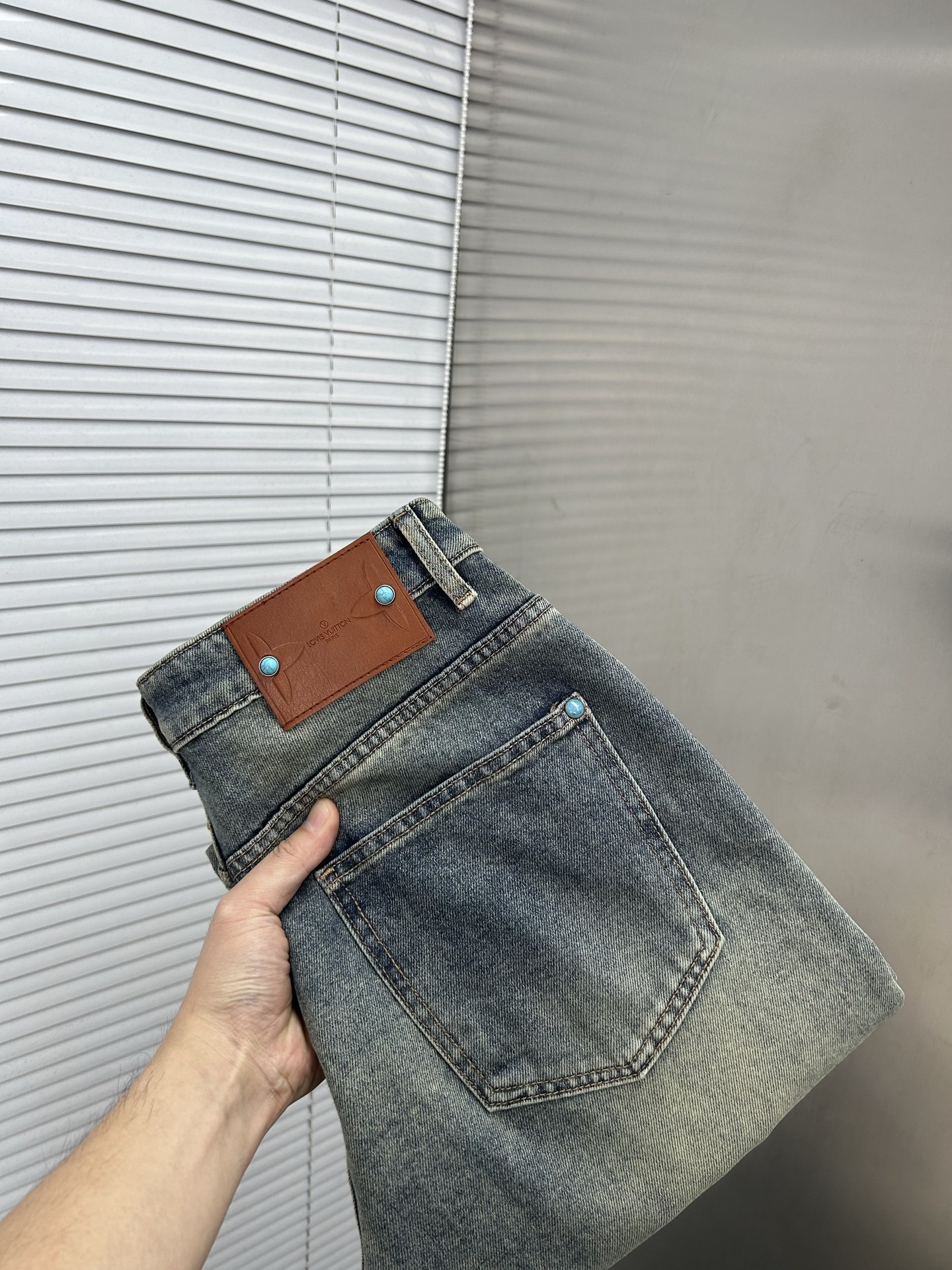 NO:906045,LV Louis Vuitton's 2025 new men's jeans have good fabric elasticity. Exclusively available on the official website. Fashionable and elegant. Heavy craftsmanship design. Using original color yeast washing process. Selected imported heavy denim denim fabric with high-end hardware decoration. Genuine leather label. Exquisite stitching. Low-key and light luxury. Worth owning. Size 28-38, no 35, shipped next day,,louis vuitton,louis vuitton,jeans,19860909LV路易威登 2025新品男士牛仔裤 面料弹性好.独家发售 官网同步 时尚优雅 重工艺设计.采用原色酵母水洗工艺 精选进口重磅丹宁牛仔面料 配高档五金装饰 真皮皮牌 精致车线 低调轻奢 值得拥有.码数28-38无35,隔天出货,,louis vuitton,louis vuitton,jeans,,Men's clothing