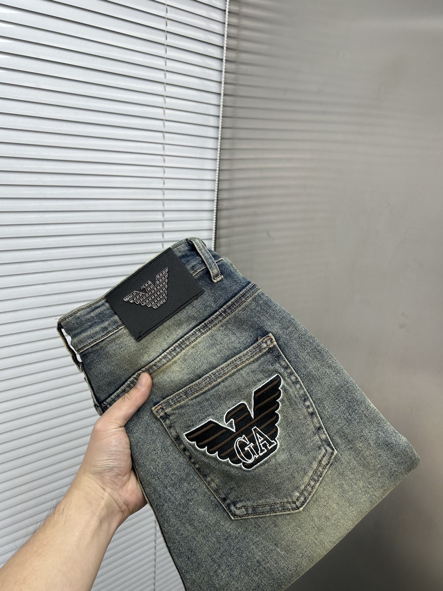 NO:906053,ARMANI Armani's 2025 new men's jeans. The fabric has good elasticity. Exclusively available on the official website. Fashionable and elegant. Heavy craftsmanship design. Using original color yeast washing process. Selected imported heavy denim denim fabric with high-end hardware decoration. Genuine leather label. Exquisite stitching. Low-key and light luxury. Worth owning. Size 28-38, no 35, shipped next day,,armani,armani,jeans,19860909ARMANI阿玛尼 2025新品男士牛仔裤 面料弹性好.独家发售 官网同步 时尚优雅 重工艺设计.采用原色酵母水洗工艺 精选进口重磅丹宁牛仔面料 配高档五金装饰 真皮皮牌 精致车线 低调轻奢 值得拥有.码数28-38无35,隔天出货,,armani,armani,jeans,,Men's clothing