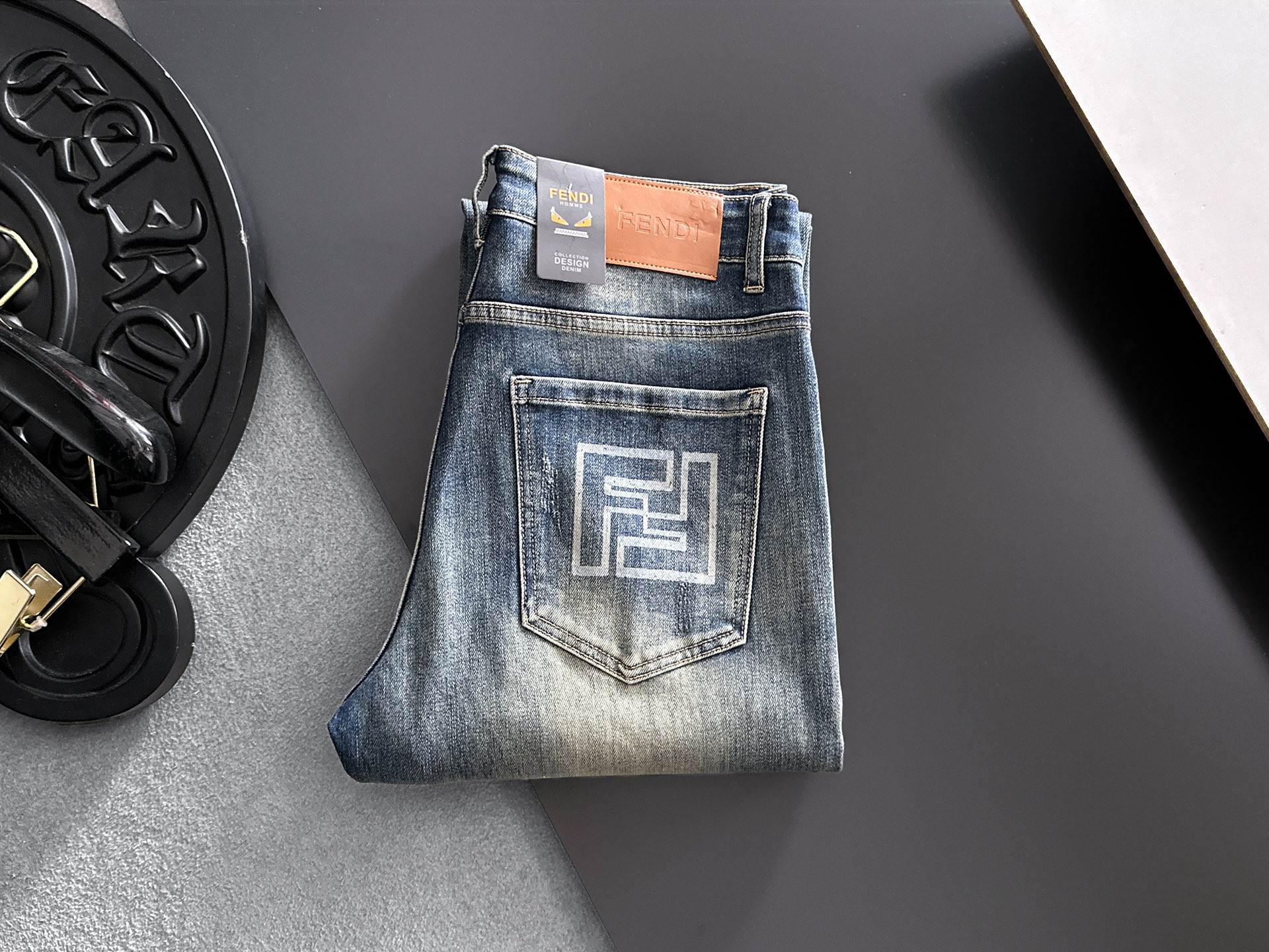 NO:918284,FENDI Fendi 2026 new men's jeans. The fabric has good elasticity. Exclusively sold on the official website. Fashionable and elegant. Heavy craftsmanship design. Using original color yeast washing process. Selected imported heavy denim denim fabric. Equipped with counter hardware decoration. Genuine leather label. Exquisite stitching. Big brand style. Worth owning. Size 28-38, shipped next day,,fendi,fendi,jeans,19860909FENDI芬迪 2026新品男士牛仔裤 面料弹性好.独家发售 官网同步 时尚优雅 重工艺设计.采用原色酵母水洗工艺 精选进口重磅丹宁牛仔面料 配专柜五金装饰 真皮皮牌 精致车线 大牌风范 值得拥有.码数28-38,隔天出货,,fendi,fendi,jeans,,Men's clothing