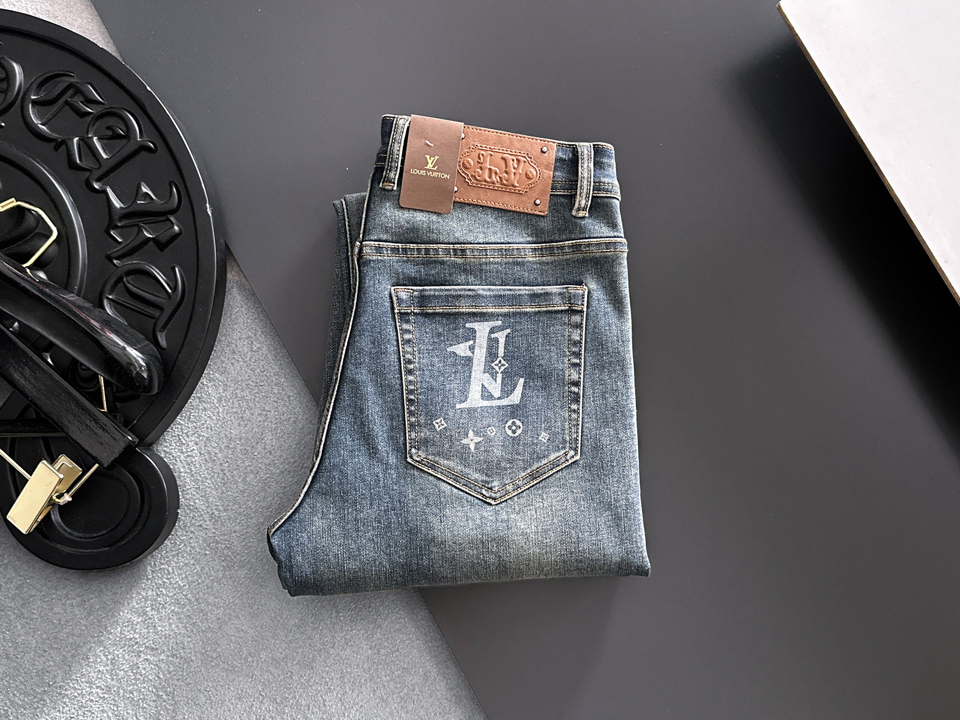 NO:918287,LV Louis Vuitton's 2026 new men's jeans are made of good elasticity. Exclusively available on the official website. Fashionable and elegant. Designed with heavy craftsmanship. Using original color yeast washing process. Selected imported heavyweight denim denim fabric. Equipped with counter hardware decoration. Genuine leather label. Exquisite stitching. Big brand style. Worth having. Size 28-38, shipped next day,,louis vuitton,louis vuitton,jeans,19860909LV路易威登 2026新品男士牛仔裤 面料弹性好.独家发售 官网同步 时尚优雅 重工艺设计.采用原色酵母水洗工艺 精选进口重磅丹宁牛仔面料 配专柜五金装饰 真皮皮牌 精致车线 大牌风范 值得拥有.码数28-38,隔天出货,,louis vuitton,louis vuitton,jeans,,Men's clothing