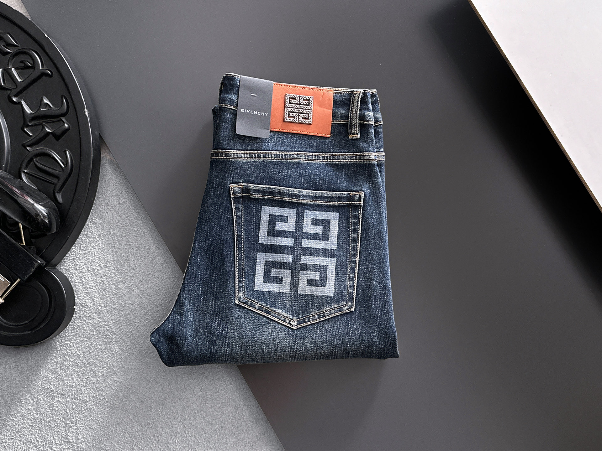 NO:918290,GIVENCHY Givenchy 2026 new men's jeans. The fabric has good elasticity. Exclusively available on the official website. Fashionable and elegant. Heavy craftsmanship design. Using original color yeast washing process. Selected imported heavyweight denim denim fabric. Equipped with counter hardware decoration. Genuine leather label. Exquisite stitching. Big brand style. Worth owning. Size 28-38, shipped next day,,givenchy,givenchy,jeans,19860909GIVENCHY纪梵希 2026新品男士牛仔裤 面料弹性好.独家发售 官网同步 时尚优雅 重工艺设计.采用原色酵母水洗工艺 精选进口重磅丹宁牛仔面料 配专柜五金装饰 真皮皮牌 精致车线 大牌风范 值得拥有.码数28-38,隔天出货,,givenchy,givenchy,jeans,,Men's clothing