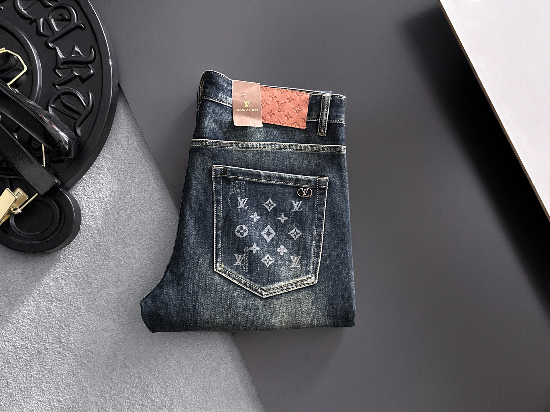 NO:918293,LV Louis Vuitton's 2026 new men's jeans are made of good elasticity. Exclusively available on the official website. Fashionable and elegant. Designed with heavy craftsmanship. Using original color yeast washing process. Selected imported heavyweight denim denim fabric. Equipped with counter hardware decoration. Genuine leather label. Exquisite stitching. Big brand style. Worth having. Size 28-38, shipped next day,,louis vuitton,louis vuitton,jeans,19860909LV路易威登 2026新品男士牛仔裤 面料弹性好.独家发售 官网同步 时尚优雅 重工艺设计.采用原色酵母水洗工艺 精选进口重磅丹宁牛仔面料 配专柜五金装饰 真皮皮牌 精致车线 大牌风范 值得拥有.码数28-38,隔天出货,,louis vuitton,louis vuitton,jeans,,Men's clothing