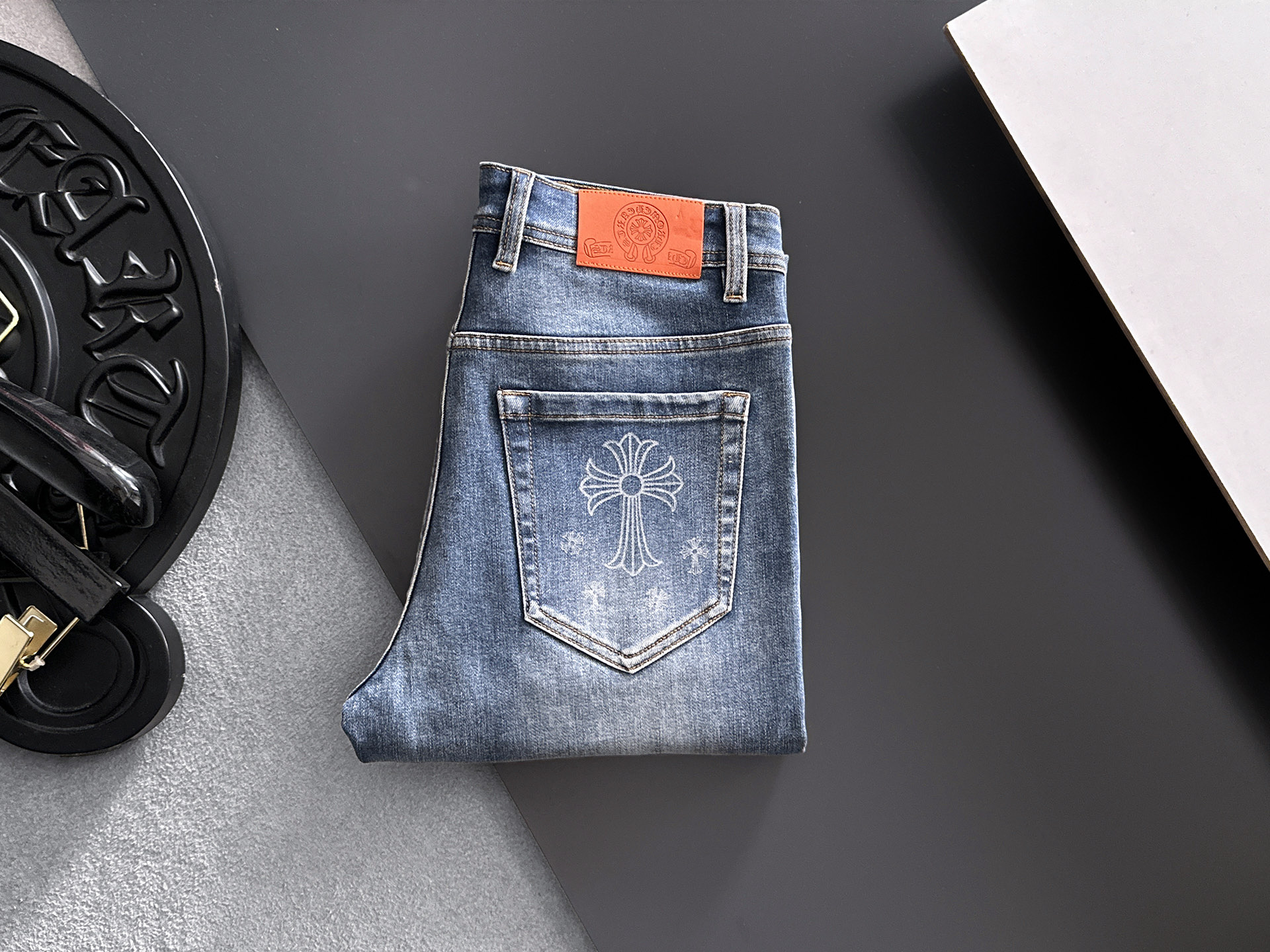 NO:918267,CH Chrome Hearts 2026 new men's jeans. The fabric is very elastic. Exclusively available on the official website. Fashionable and elegant. Heavy craftsmanship design. Uses original color yeast washing process. Selected imported heavyweight denim denim fabric. Equipped with counter hardware decoration. Genuine leather label. Exquisite stitching. Big brand style. Worth owning. Code number 28-38, shipped next day,,chrome hearts,jeans,19860909CH克罗心 2026新品男士牛仔裤 面料弹性好.独家发售 官网同步 时尚优雅 重工艺设计.采用原色酵母水洗工艺 精选进口重磅丹宁牛仔面料 配专柜五金装饰 真皮皮牌 精致车线 大牌风范 值得拥有.码数28-38,隔天出货,,chrome hearts,jeans,,Men's clothing