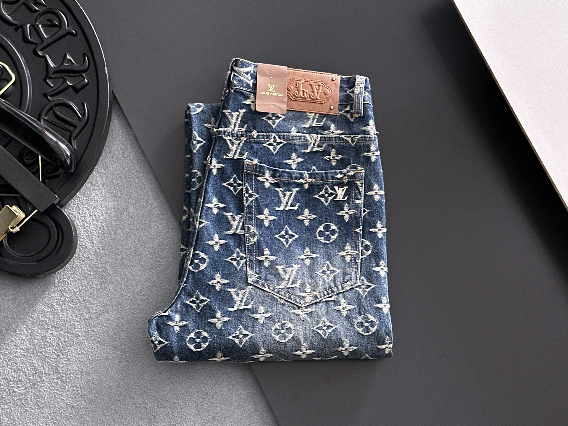 NO:918270,LV Louis Vuitton's 2026 new men's jeans are made of good elasticity. Exclusively available on the official website. Fashionable and elegant. Designed with heavy craftsmanship. Using original color yeast washing process. Selected imported heavyweight denim denim fabric. Equipped with counter hardware decoration. Genuine leather label. Exquisite stitching. Big brand style. Worth having. Size 28-38, shipped next day,,louis vuitton,louis vuitton,jeans,19860909LV路易威登 2026新品男士牛仔裤 面料弹性好.独家发售 官网同步 时尚优雅 重工艺设计.采用原色酵母水洗工艺 精选进口重磅丹宁牛仔面料 配专柜五金装饰 真皮皮牌 精致车线 大牌风范 值得拥有.码数28-38,隔天出货,,louis vuitton,louis vuitton,jeans,,Men's clothing