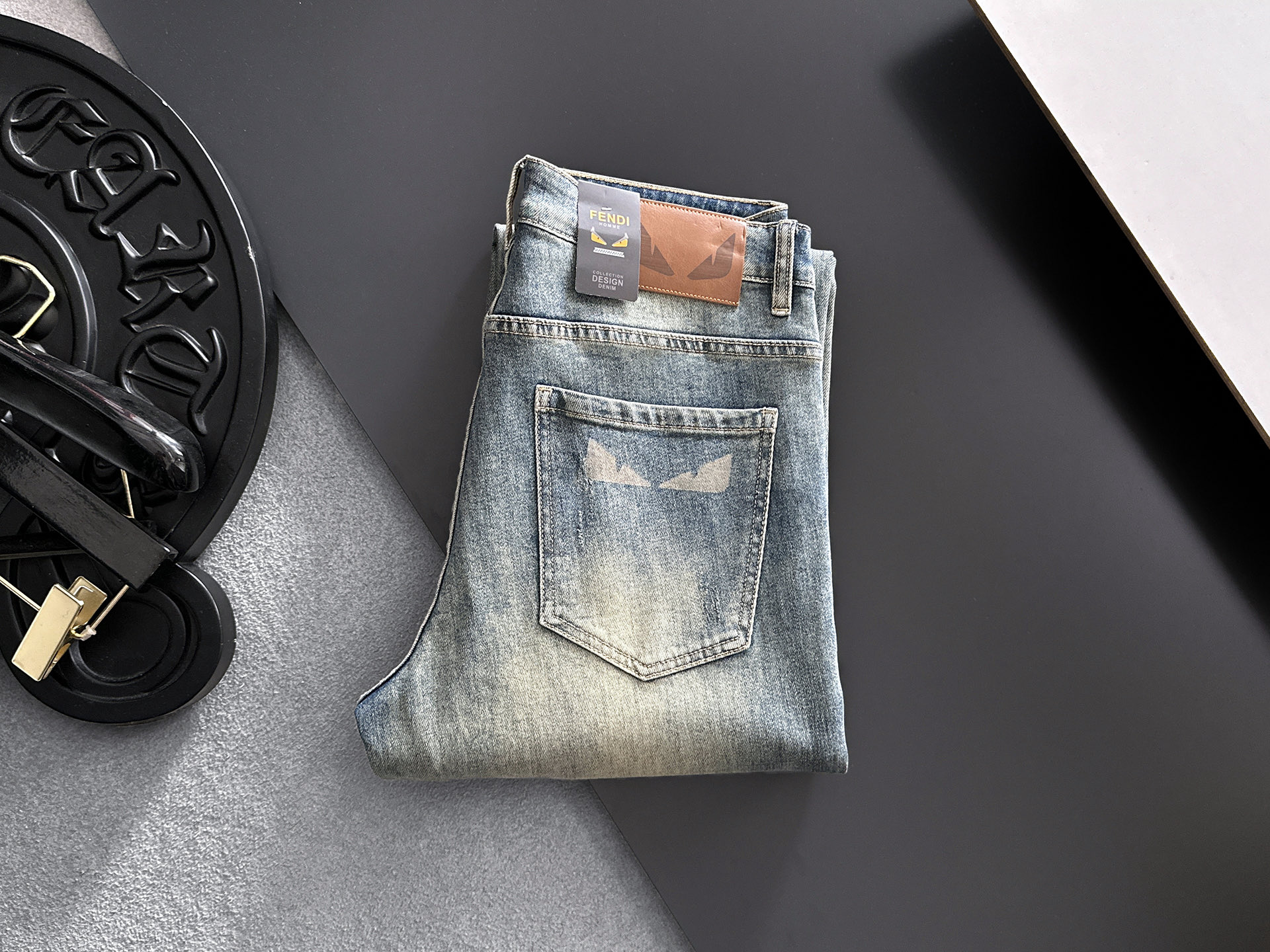 NO:918273,FENDI Fendi 2026 new men's jeans. The fabric has good elasticity. Exclusively sold on the official website. Fashionable and elegant. Heavy craftsmanship design. Using original color yeast washing process. Selected imported heavy denim denim fabric. Equipped with counter hardware decoration. Genuine leather label. Exquisite stitching. Big brand style. Worth owning. Size 28-38, shipped next day,,fendi,fendi,jeans,19860909FENDI芬迪 2026新品男士牛仔裤 面料弹性好.独家发售 官网同步 时尚优雅 重工艺设计.采用原色酵母水洗工艺 精选进口重磅丹宁牛仔面料 配专柜五金装饰 真皮皮牌 精致车线 大牌风范 值得拥有.码数28-38,隔天出货,,fendi,fendi,jeans,,Men's clothing