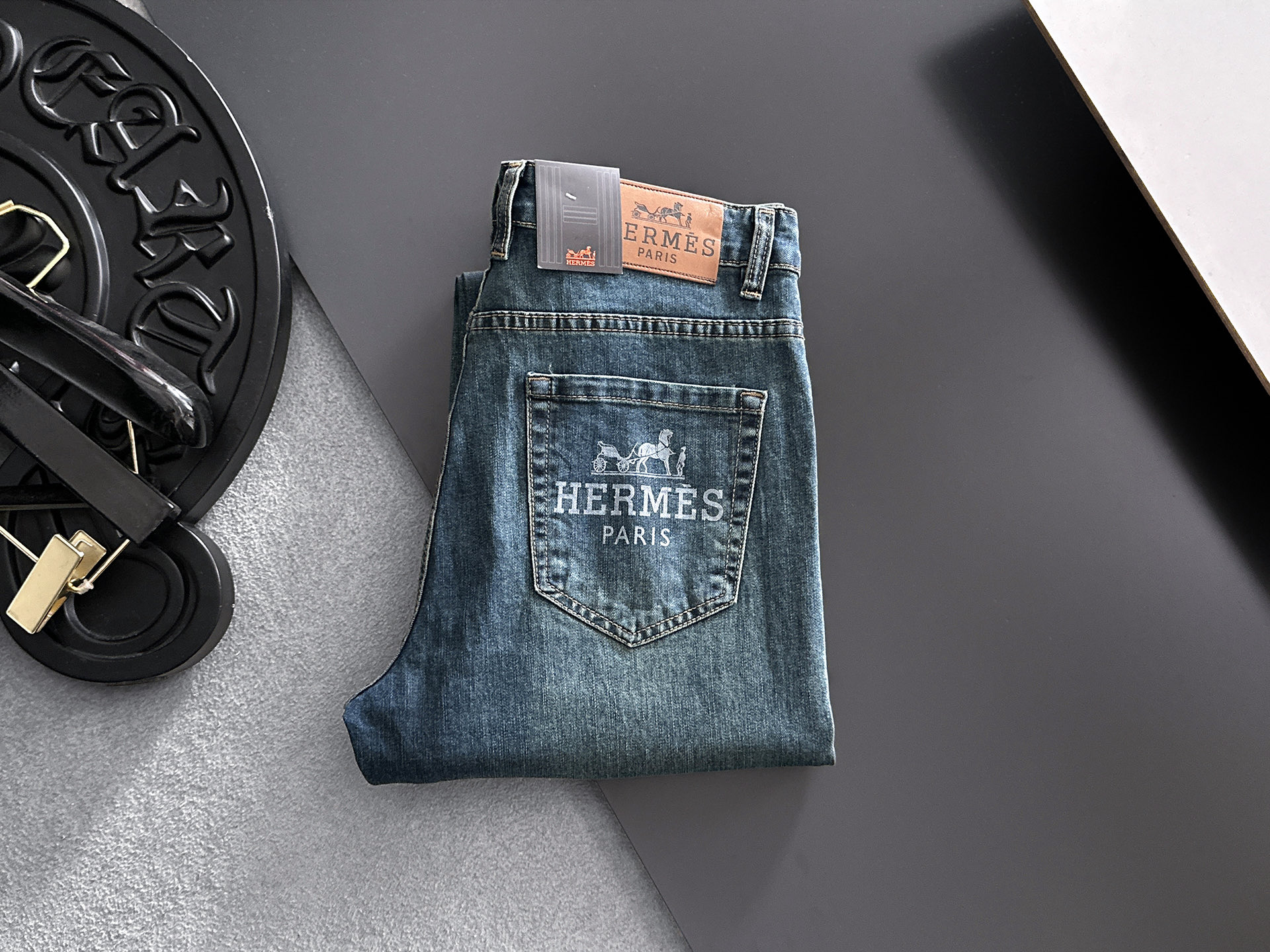 NO:918276,HERMES Hermès 2026 new men's jeans. The fabric has good elasticity. Exclusively available on the official website. Fashionable and elegant. Heavy craftsmanship design. Using original color yeast washing process. Selected imported heavy denim denim fabric. Equipped with counter hardware decoration. Genuine leather label. Exquisite stitching. Big brand style. Worth owning. Size 28-38, shipped next day, hermes, hermes, jeans,19860909HERMES爱马仕 2026新品男士牛仔裤 面料弹性好.独家发售 官网同步 时尚优雅 重工艺设计.采用原色酵母水洗工艺 精选进口重磅丹宁牛仔面料 配专柜五金装饰 真皮皮牌 精致车线 大牌风范 值得拥有.码数28-38,隔天出货,,hermes,hermes,jeans,,Men's clothing