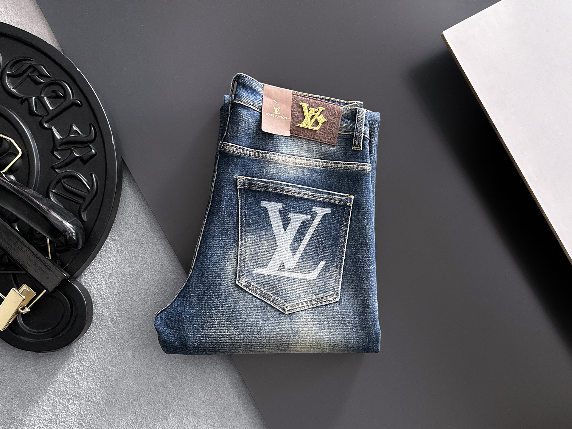 NO:918279,LV Louis Vuitton's 2026 new men's jeans are made of good elasticity. Exclusively available on the official website. Fashionable and elegant. Designed with heavy craftsmanship. Using original color yeast washing process. Selected imported heavyweight denim denim fabric. Equipped with counter hardware decoration. Genuine leather label. Exquisite stitching. Big brand style. Worth having. Size 28-38, shipped next day,,louis vuitton,louis vuitton,jeans,19860909LV路易威登 2026新品男士牛仔裤 面料弹性好.独家发售 官网同步 时尚优雅 重工艺设计.采用原色酵母水洗工艺 精选进口重磅丹宁牛仔面料 配专柜五金装饰 真皮皮牌 精致车线 大牌风范 值得拥有.码数28-38,隔天出货,,louis vuitton,louis vuitton,jeans,,Men's clothing