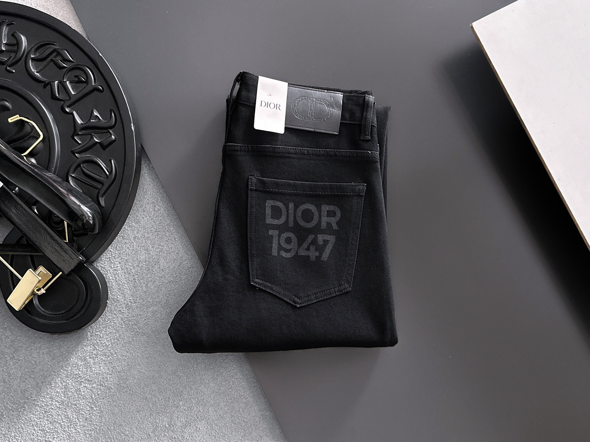 NO:918282,DIOR Dior's 2026 new men's jeans are made of good elasticity. Exclusively available on the official website. Fashionable and elegant. Heavy craftsmanship design. Using original color yeast washing process. Selected imported heavy denim denim fabric. Equipped with counter hardware decoration. Genuine leather label. Exquisite stitching. Big brand style. Worth owning. Size 28-38, shipped next day, dior, dior, jeans,19860909DIOR迪奥 2026新品男士牛仔裤 面料弹性好.独家发售 官网同步 时尚优雅 重工艺设计.采用原色酵母水洗工艺 精选进口重磅丹宁牛仔面料 配专柜五金装饰 真皮皮牌 精致车线 大牌风范 值得拥有.码数28-38,隔天出货,,dior,dior,jeans,,Men's clothing