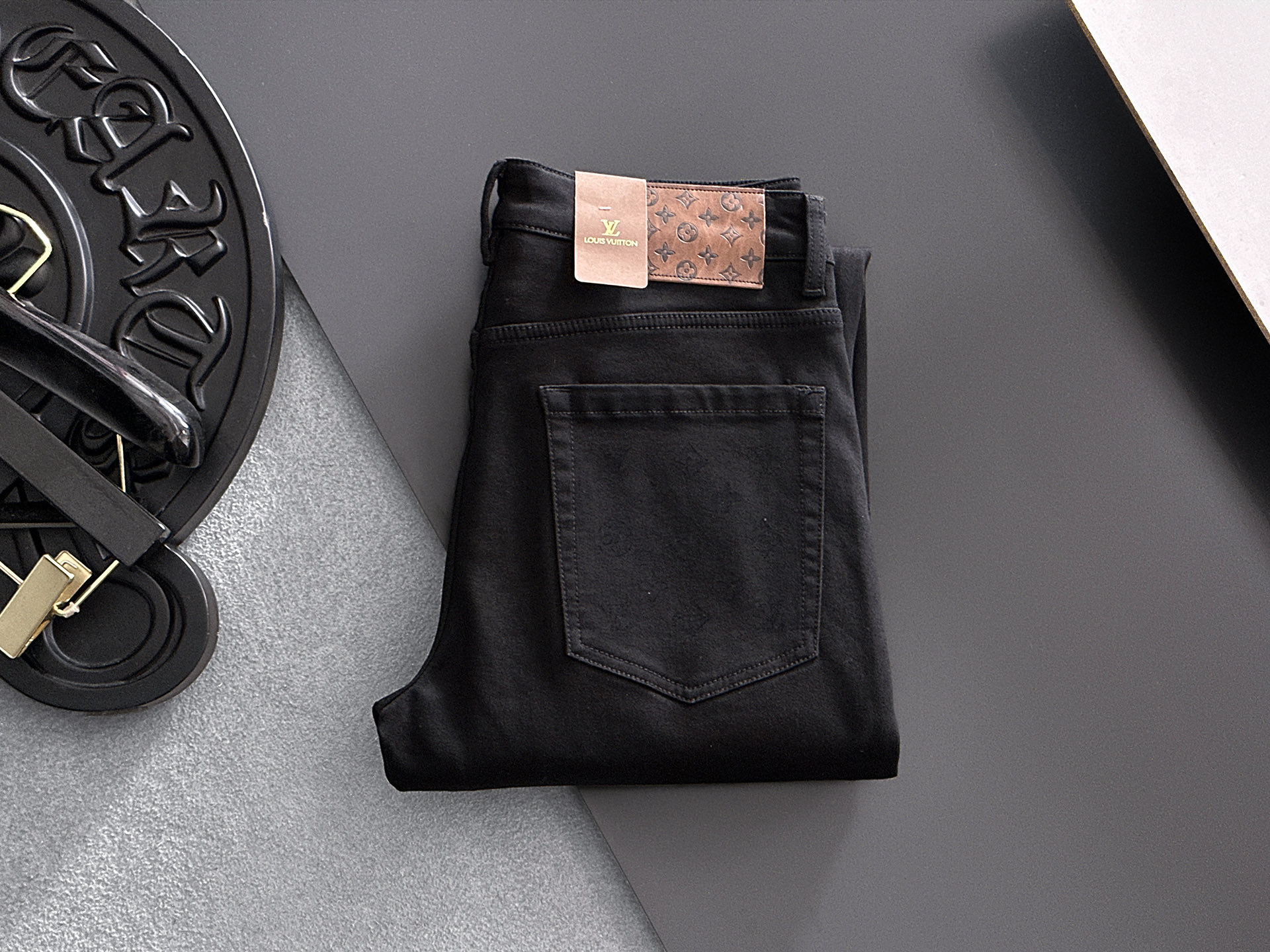 NO:918285,LV Louis Vuitton's 2026 new men's jeans are made of good elasticity. Exclusively available on the official website. Fashionable and elegant. Designed with heavy craftsmanship. Using original color yeast washing process. Selected imported heavyweight denim denim fabric. Equipped with counter hardware decoration. Genuine leather label. Exquisite stitching. Big brand style. Worth having. Size 28-38, shipped next day,,louis vuitton,louis vuitton,jeans,19860909LV路易威登 2026新品男士牛仔裤 面料弹性好.独家发售 官网同步 时尚优雅 重工艺设计.采用原色酵母水洗工艺 精选进口重磅丹宁牛仔面料 配专柜五金装饰 真皮皮牌 精致车线 大牌风范 值得拥有.码数28-38,隔天出货,,louis vuitton,louis vuitton,jeans,,Men's clothing