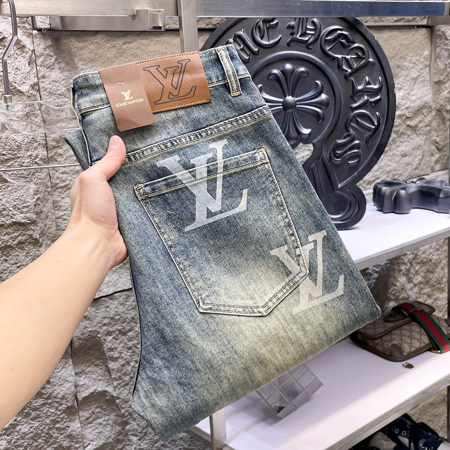 NO:936798,LV Louis Vuitton's 2026 new men's jeans have good fabric elasticity. Exclusively available on the official website. Fashionable and elegant. Heavy craftsmanship design. Using original color yeast washing process. Selected imported heavy denim denim fabric. Equipped with counter hardware decoration. Genuine leather label. Exquisite stitching. Big brand style. Worth owning. Size 28-38, shipped next day,,louis vuitton,louis vuitton,jeans,19860909LV路易威登 2026新品男士牛仔裤 面料弹性好.独家发售 官网同步 时尚优雅 重工艺设计.采用原色酵母水洗工艺 精选进口重磅丹宁牛仔面料 配专柜五金装饰 真皮皮牌 精致车线 大牌风范 值得拥有.码数28-38,隔天出货,,louis vuitton,louis vuitton,jeans,,Men's clothing