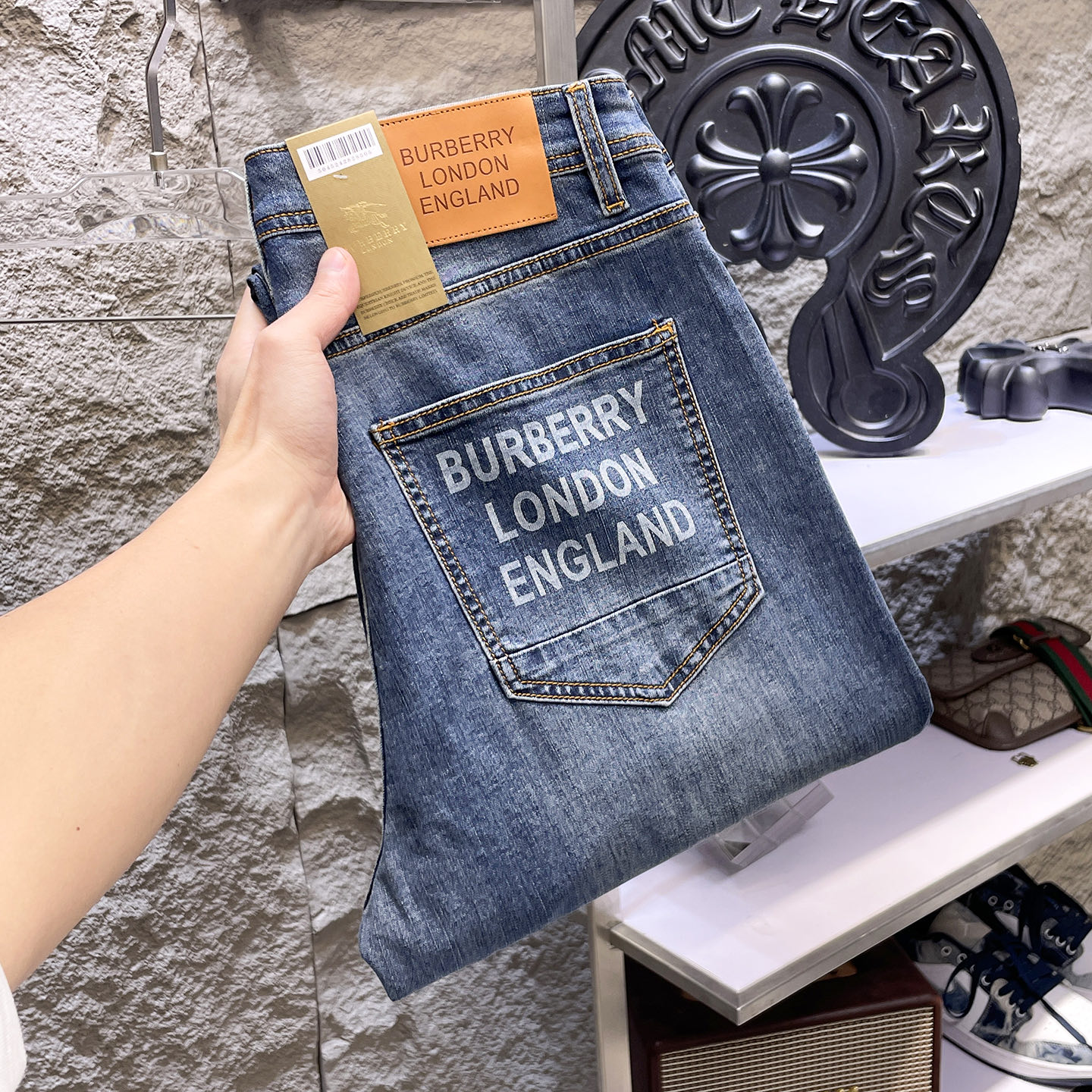 NO:910942,BURBERRY 2026 new men's jeans. The fabric has good elasticity. Exclusively sold on the official website. Fashionable and elegant. Heavy craftsmanship design. Using original color yeast washing process. Selected imported heavy denim denim fabric. Equipped with counter hardware decoration. Genuine leather label. Exquisite stitching. Big brand style. Worth owning. Size 28-38, shipped next day, burberry, burberry, jeans,19860909BURBERRY巴宝莉 2026新品男士牛仔裤 面料弹性好.独家发售 官网同步 时尚优雅 重工艺设计.采用原色酵母水洗工艺 精选进口重磅丹宁牛仔面料 配专柜五金装饰 真皮皮牌 精致车线 大牌风范 值得拥有.码数28-38,隔天出货,,burberry,burberry,jeans,,Men's clothing