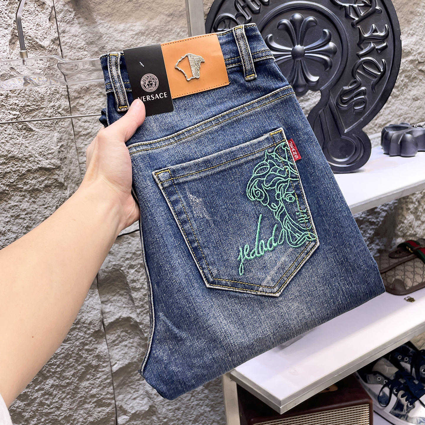 NO:936804,VERSACE Versace 2026 new men's jeans. The fabric has good elasticity. Exclusively available on the official website. Fashionable and elegant. Heavy craftsmanship design. Using original color yeast washing process. Selected imported heavyweight denim denim fabric. Equipped with counter hardware decoration. Genuine leather label. Exquisite stitching. Big brand style. Worth having. Size 28-38, shipped next day,,versace,versace,jeans,19860909VERSACE范思哲 2026新品男士牛仔裤 面料弹性好.独家发售 官网同步 时尚优雅 重工艺设计.采用原色酵母水洗工艺 精选进口重磅丹宁牛仔面料 配专柜五金装饰 真皮皮牌 精致车线 大牌风范 值得拥有.码数28-38,隔天出货,,versace,versace,jeans,,Men's clothing