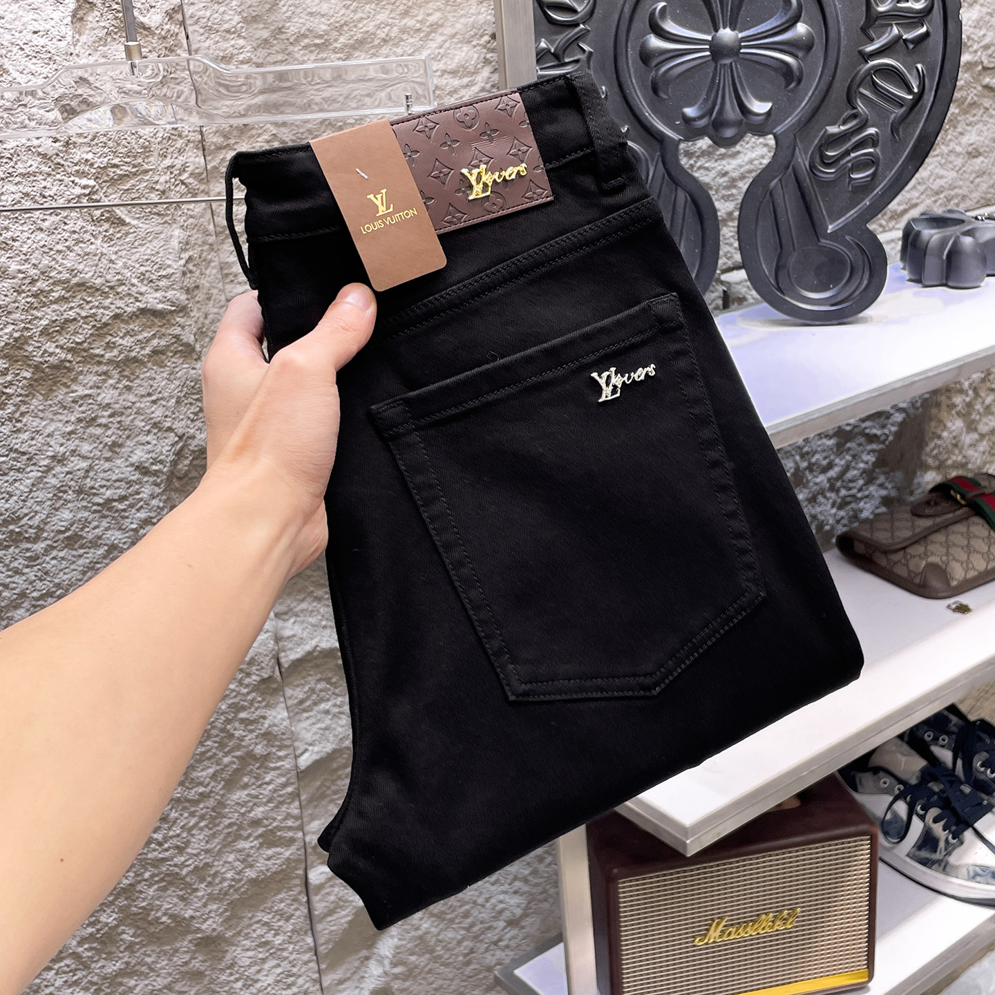 NO:936810,LV Louis Vuitton's 2026 new men's jeans have good fabric elasticity. Exclusively available on the official website. Fashionable and elegant. Heavy craftsmanship design. Using original color yeast washing process. Selected imported heavy denim denim fabric. Equipped with counter hardware decoration. Genuine leather label. Exquisite stitching. Big brand style. Worth owning. Size 28-38, shipped next day,,louis vuitton,louis vuitton,jeans,19860909LV路易威登 2026新品男士牛仔裤 面料弹性好.独家发售 官网同步 时尚优雅 重工艺设计.采用原色酵母水洗工艺 精选进口重磅丹宁牛仔面料 配专柜五金装饰 真皮皮牌 精致车线 大牌风范 值得拥有.码数28-38,隔天出货,,louis vuitton,louis vuitton,jeans,,Men's clothing