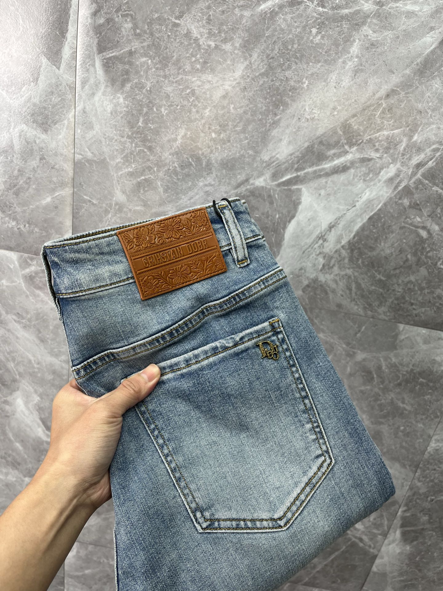 NO:957250,DIOR Dior's 2026 spring and summer new men's jeans are made of imported denim fabrics, heavy-duty environmentally friendly washing, soft to the touch and wear-resistant, small straight version, slightly elastic, slimming, perfect details, high-quality hardware and accessories, fine workmanship, extraordinary, code number 28-38, shipped next day, dior, dior, jeans,19860909DIOR迪奥 2026春夏新款男士牛仔裤 精选进口丹宁牛仔面料 重工环保洗水 手感柔和 兼备耐磨性 版型小直筒 微弹力显瘦修身,细节完美,五金辅料精选高等品质,做工精细,绝非凡品,码数28-38,隔天出货,,dior,dior,jeans,,Men's clothing