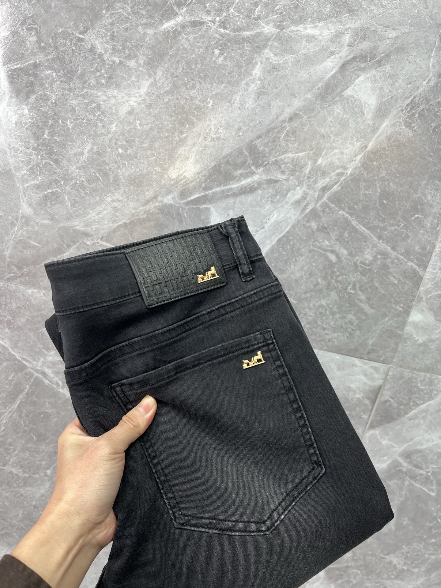NO:957256,HERMES Hermès 2026 spring and summer new men's jeans. Selected imported denim denim fabric. Heavy-duty environmentally friendly washing. Soft feel and wear resistance. Small straight version. Micro-elasticity makes you slim and slim. Perfect details. High-quality hardware and accessories. Fine workmanship. Unparalleled. Code number 28-38. Shipped next day. Hermes, hermes, jeans,19860909HERMES爱马仕 2026春夏新款男士牛仔裤 精选进口丹宁牛仔面料 重工环保洗水 手感柔和 兼备耐磨性 版型小直筒 微弹力显瘦修身,细节完美,五金辅料精选高等品质,做工精细,绝非凡品,码数28-38,隔天出货,,hermes,hermes,jeans,,Men's clothing